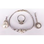 4 Schmuckstücke mit Perlen und Diamanten: Ring, 750er WG, zentraler Stein ca. 0,5 ct, laut Kaufbeleg