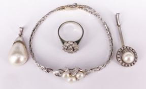 4 Schmuckstücke mit Perlen und Diamanten: Ring, 750er WG, zentraler Stein ca. 0,5 ct, laut Kaufbeleg