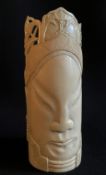 China, 19. Jh., Kopf eines Chinesen, Ornamentik an einer Stelle gebr., Altersspuren, H. 16,5. Mit