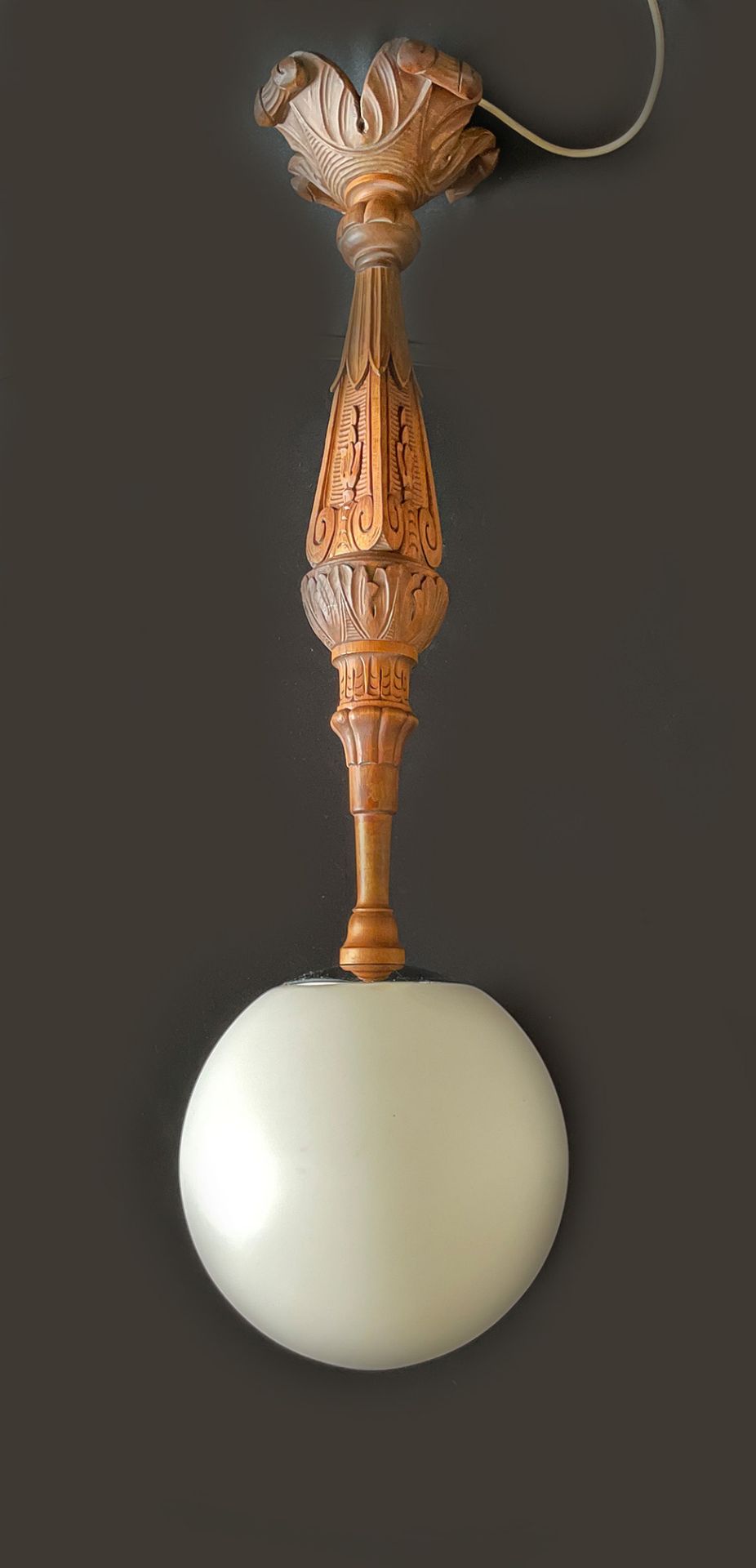 Hängelampe Gründerzeit, Holz, mit Glaskugel, elektrifiziert, Altersspuren, H. 110 cm, D. der Kugel