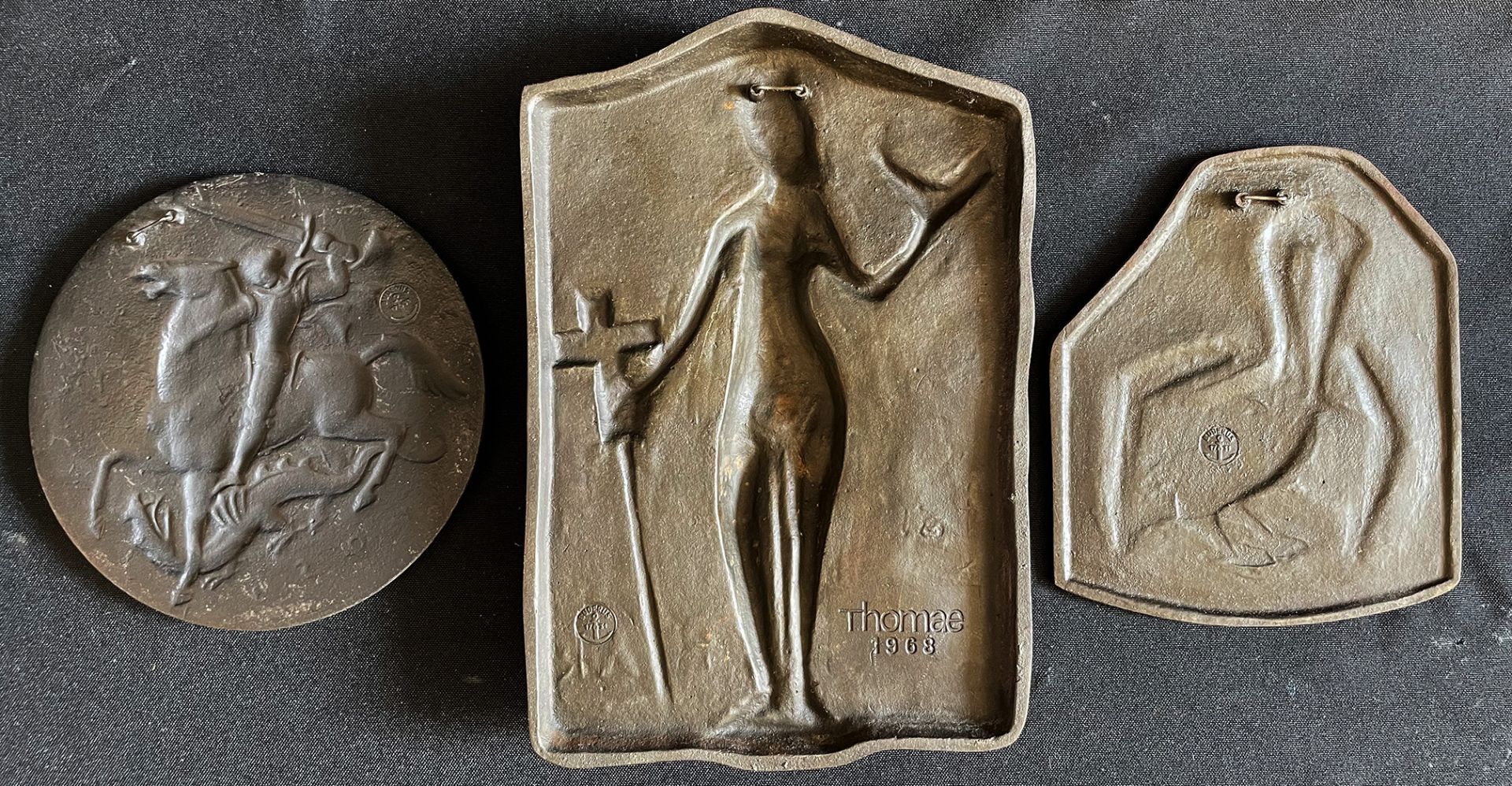 Konvolut drei x Eisen: Philipp HARTH (1887-1968), Pelikan, Relief, mit Monogramm und datiert - Image 4 of 5