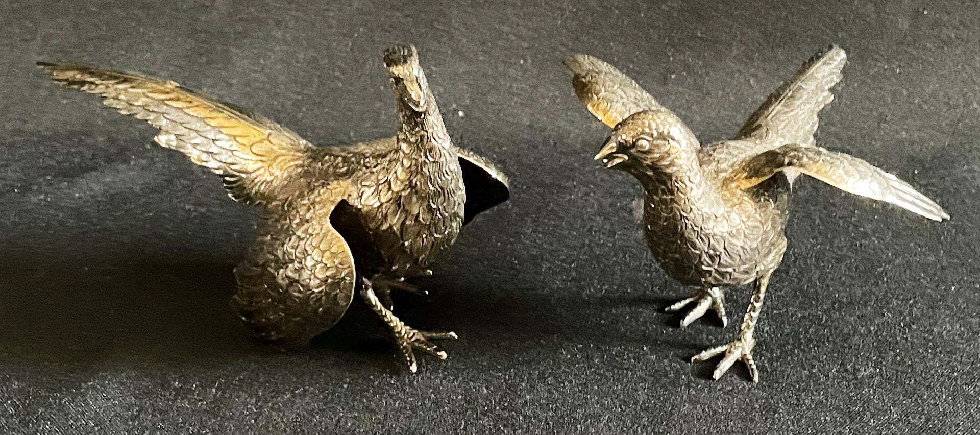 Paar Fasane, 835er Silber. Stehend, mit geöffneten Flügeln und langen Schwanzfedern, gepunzt,