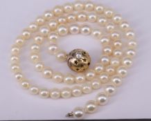 Perlenkette mit Gelbgoldschließe und 0,25 ct Diamant