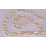 Perlenkette, Zuchtperlen, lange Kette mit ca. 6,5 mm gleichmäßig großen Perlen, L. 108 cm. Mit Beleg