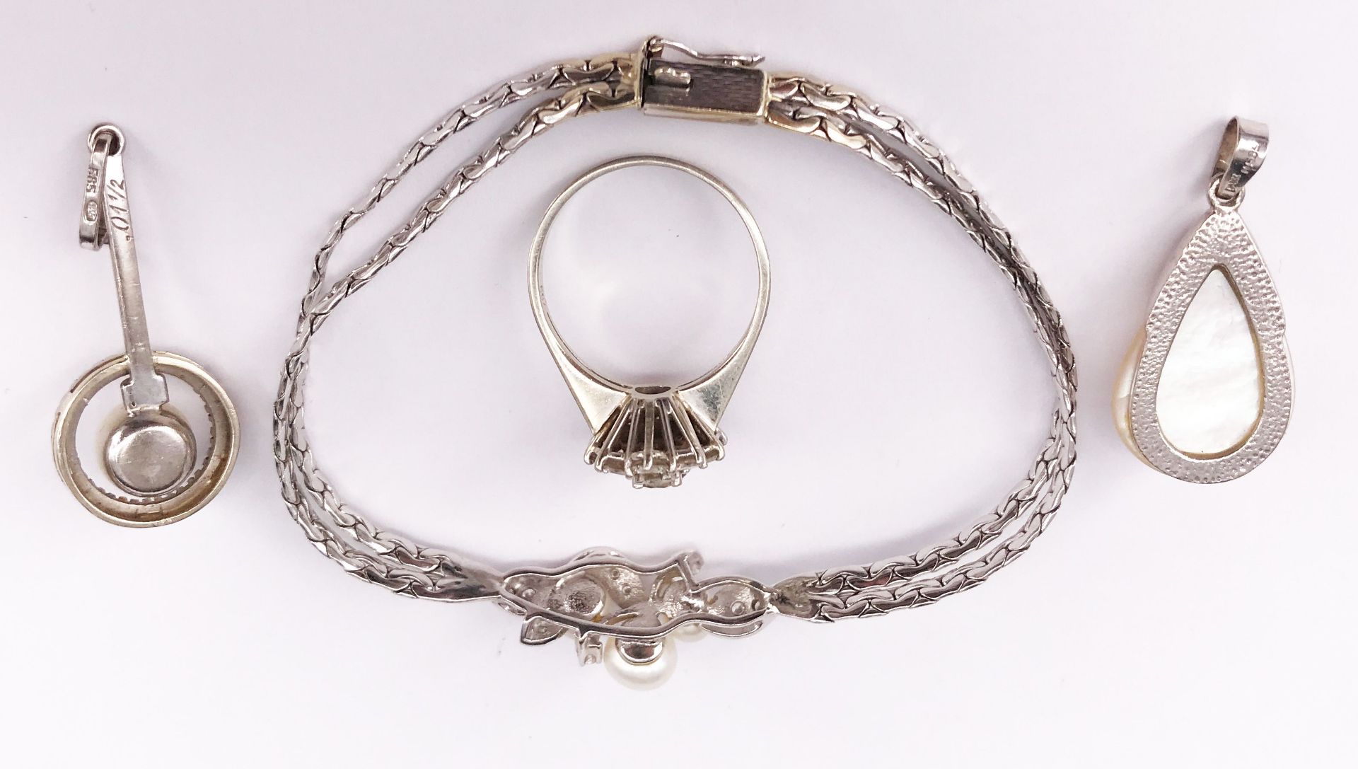 4 Schmuckstücke mit Perlen und Diamanten: Ring, 750er WG, zentraler Stein ca. 0,5 ct, laut Kaufbeleg - Image 3 of 8