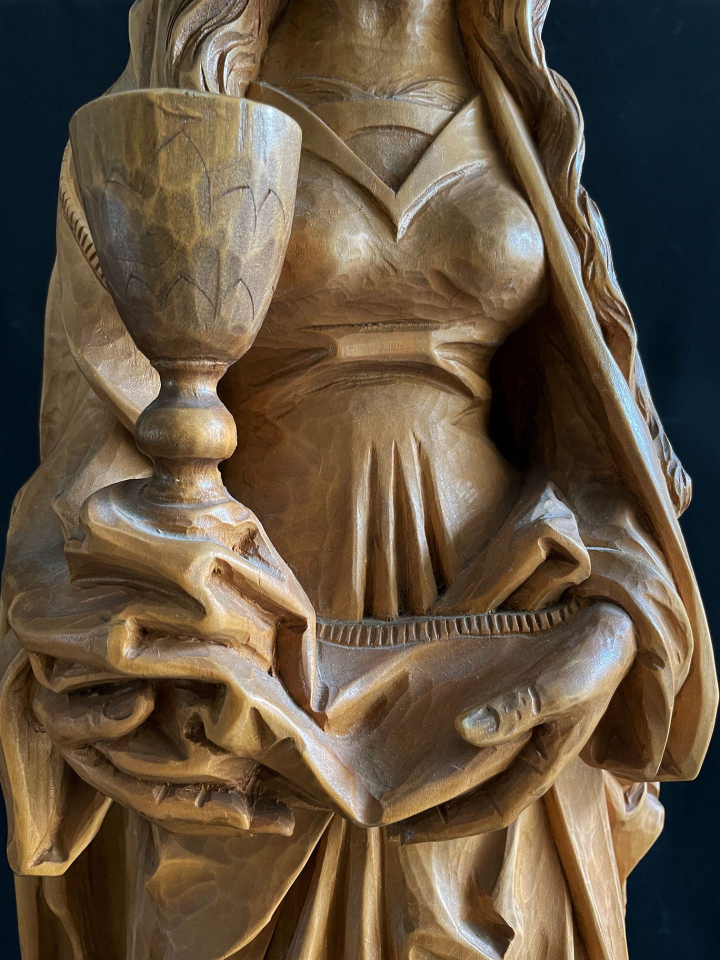 Heilige Barbara, Art Riemenschneider, Holz, unterseitig signiert H. Röthel/ anno 1977, H. 86 cm, 2 - Image 4 of 8