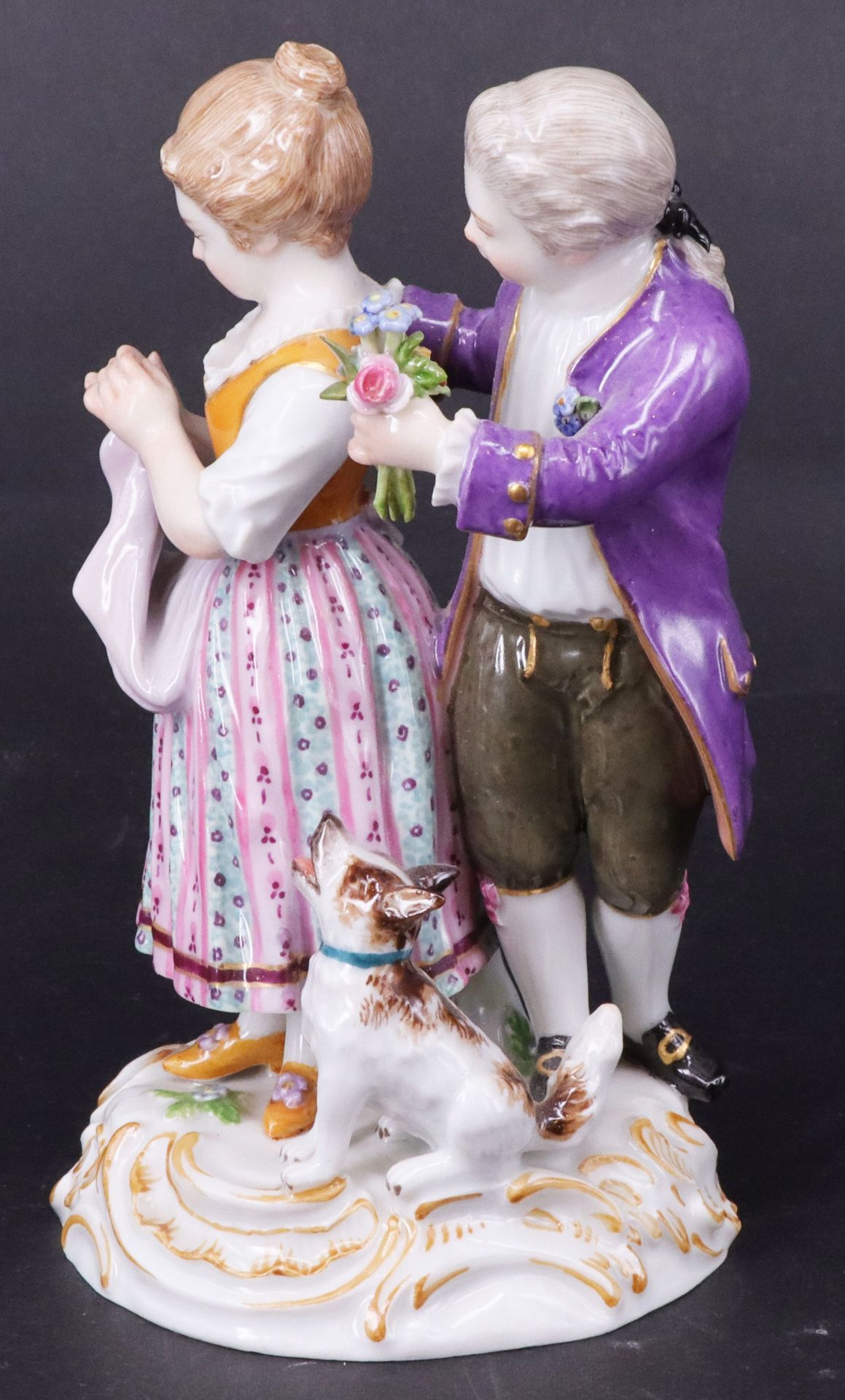 Meissen, Die kleine Hartnäckige, Porzellan, um 1920, farbig staffiert. Figurengruppe mit jungem Mann - Image 2 of 6