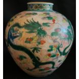 Vase China, Famillie Verte, Alter unbekannt, 2 grüne Drachen, alle Schmelzfarben mit Ausnahme vom