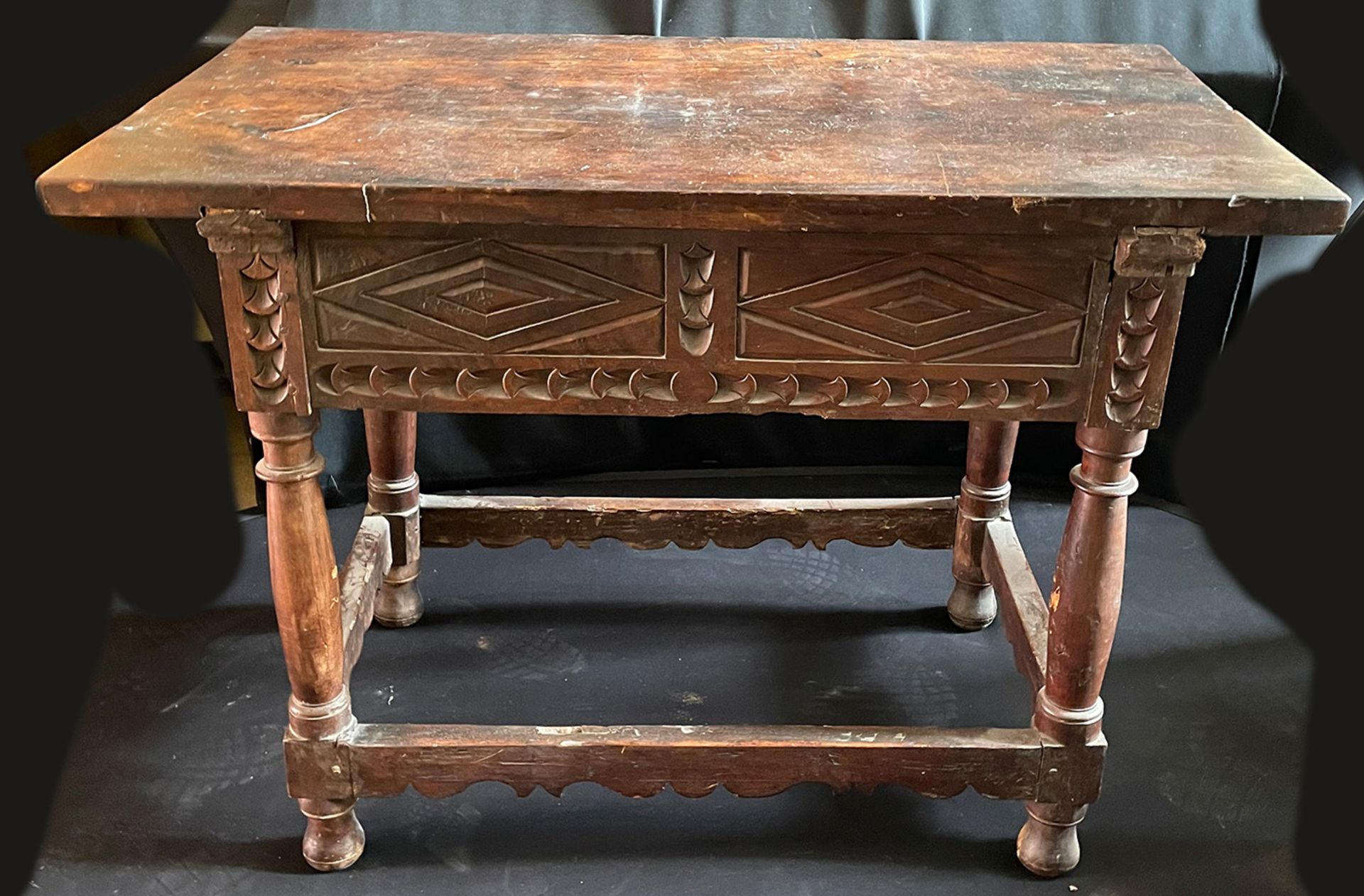 Spanien, 17. Jh., Tisch Holz, 2 Schubladen, geometrisch ornamentiert, Kerbschnittfries, Querzargen - Image 3 of 4