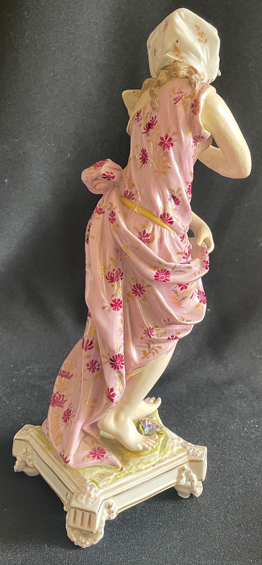 Ludwigsburg, Porzellan, Figur, Frau mit violettem Kleid, 29,5 cm - Image 3 of 3