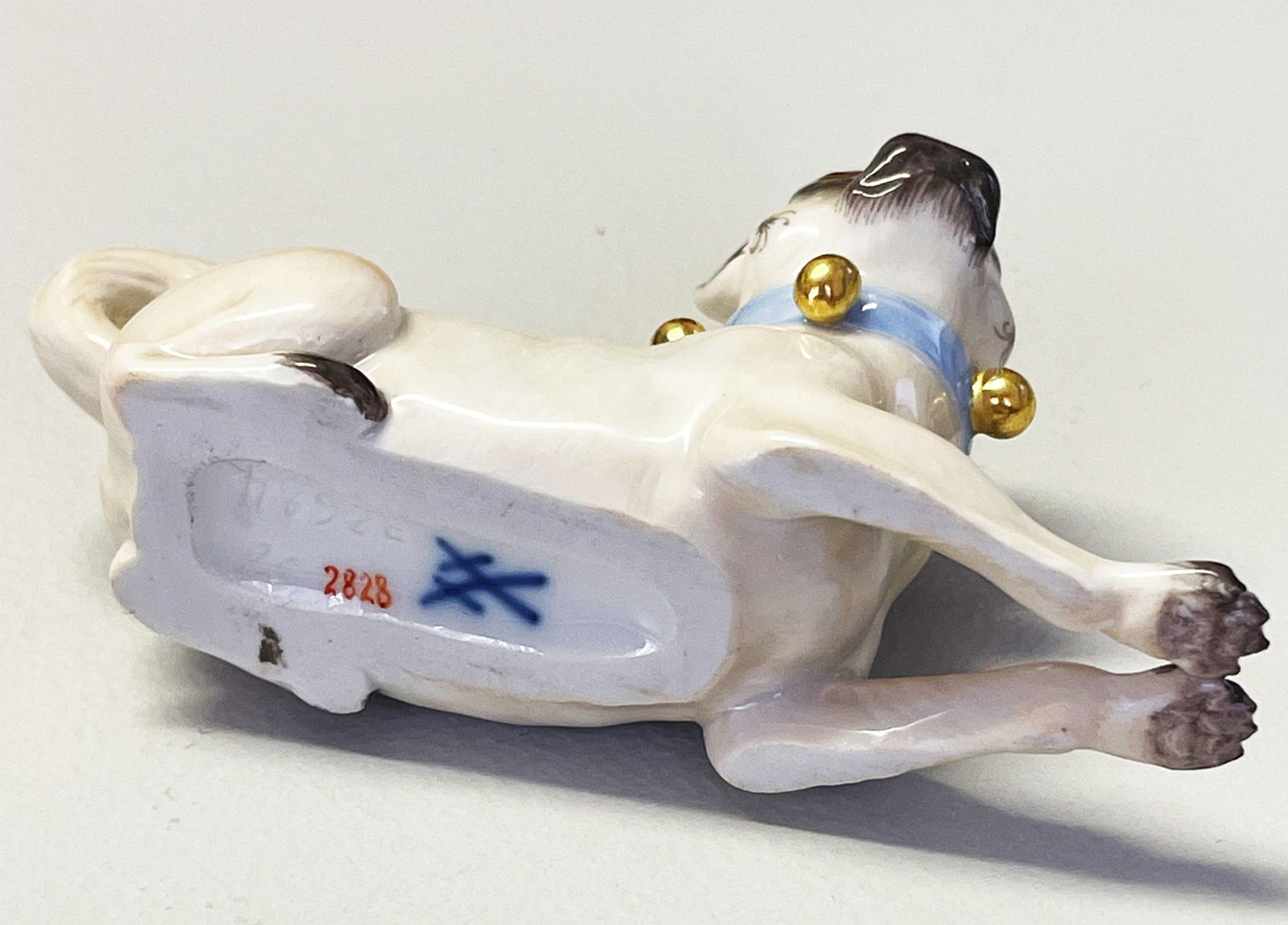 Meissen, liegender Mops mit blauer Schleife und Schellenhalsband, Porzellan, 20. Jh., Entwurf J.J. - Image 2 of 2