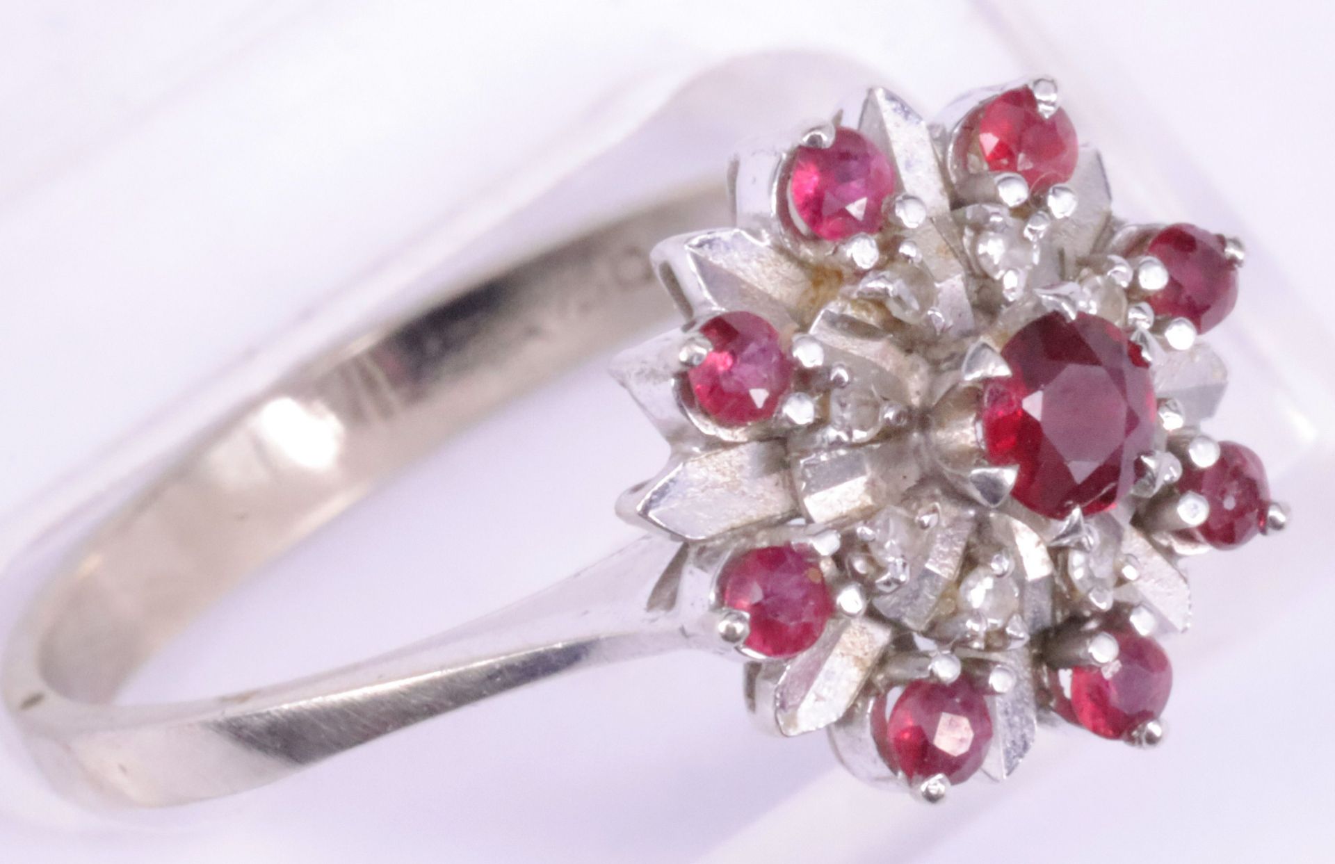 Schmuckset mit Rubinen und Diamanten: Armband, Anhänger und Ring mit Elementen in Blütenform, - Image 2 of 8
