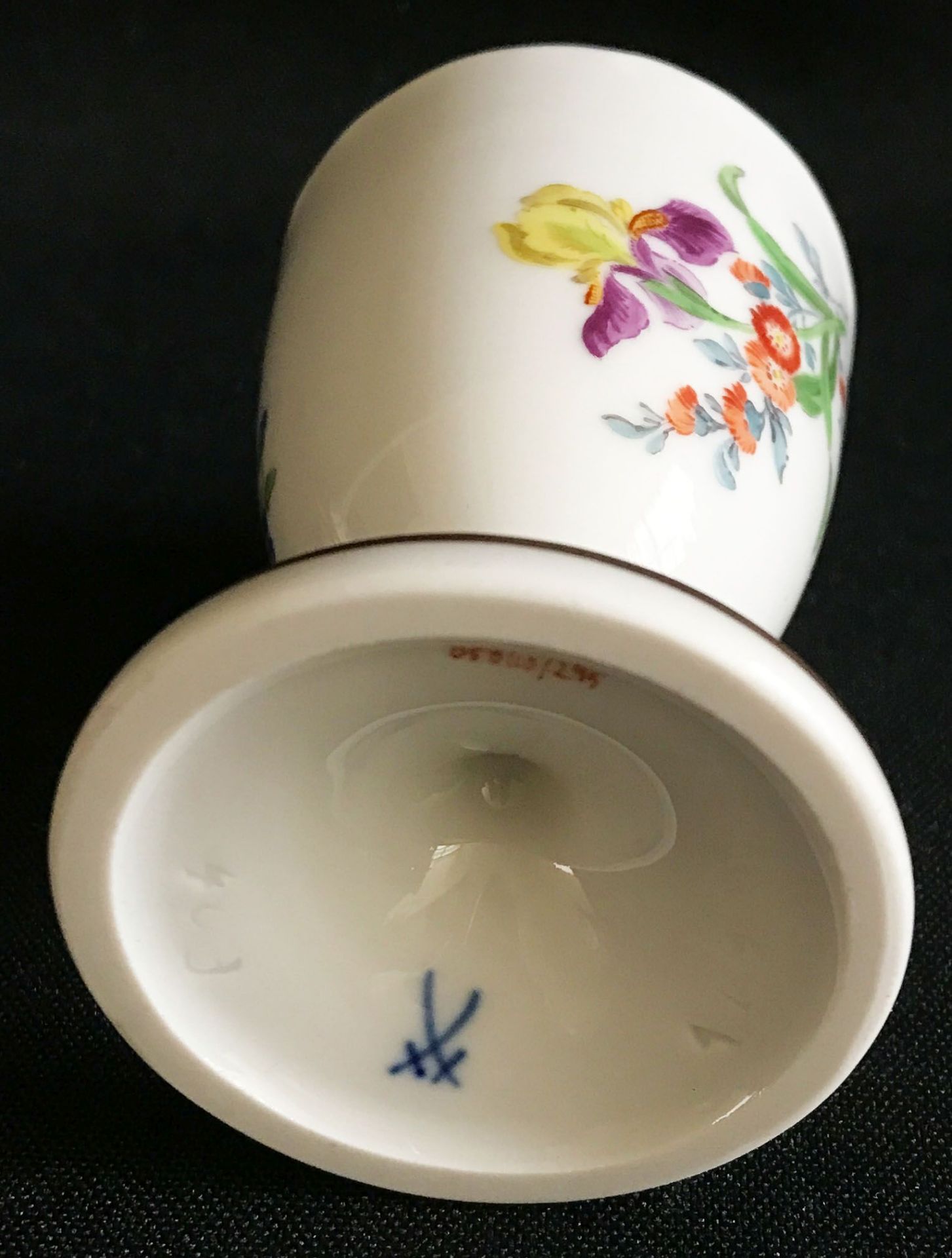 Meissen, Eierbecher, Dekor Bunte Blume, Schwertermarke Meißen, erste Wahl, H. 7,2 cm - Image 2 of 3