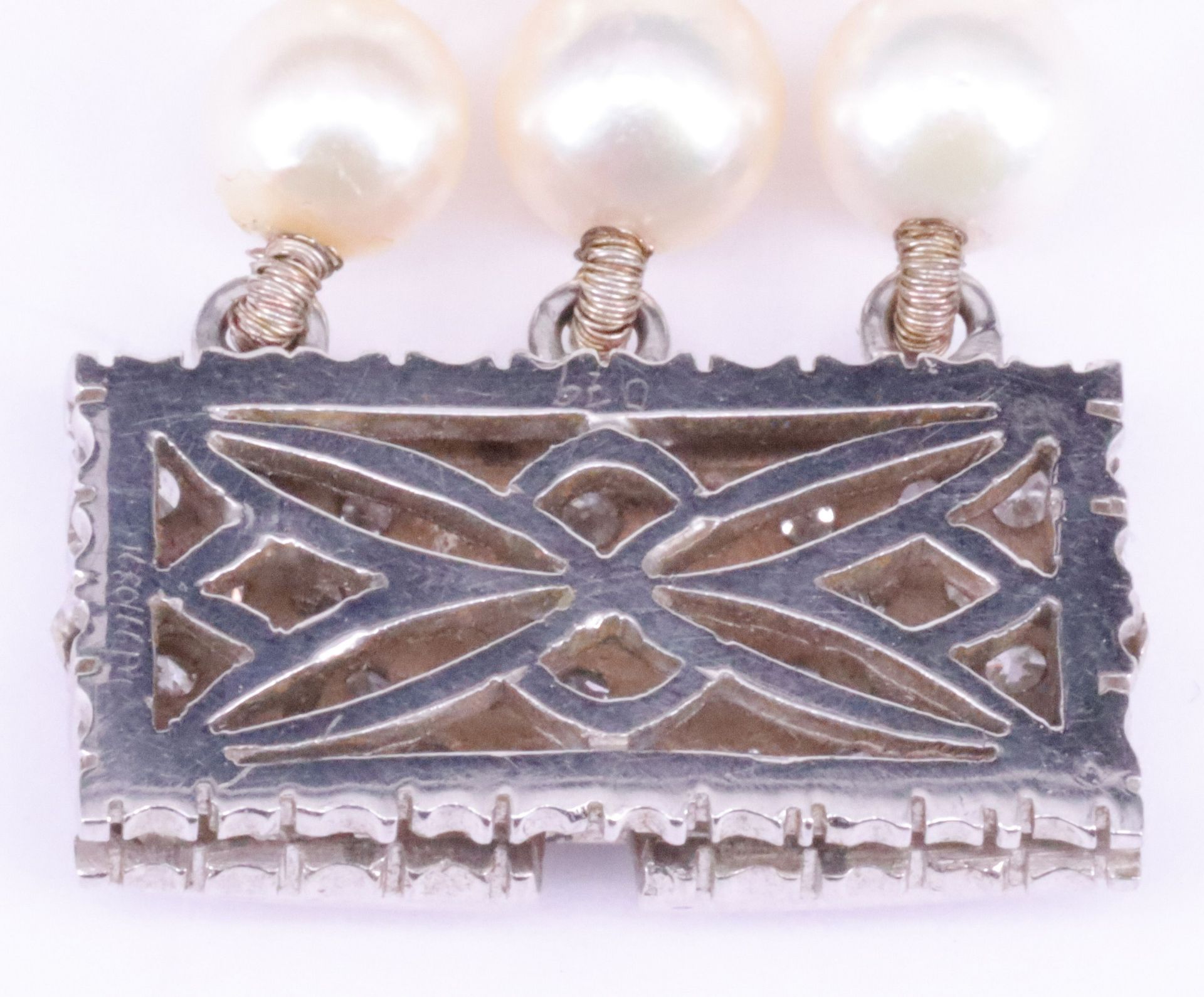 Dreireihiges Perlarmband mit Diamantschließe, 750er WG, D. der Perlen ca. 5mm, insg. 42 Brillanten - Image 2 of 4