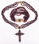 Granatschmuck, bestehend aus: vierreihige Kette mit Kreuz, L. ca. 34 cm, L. des Kreuzes 5,5 cm;