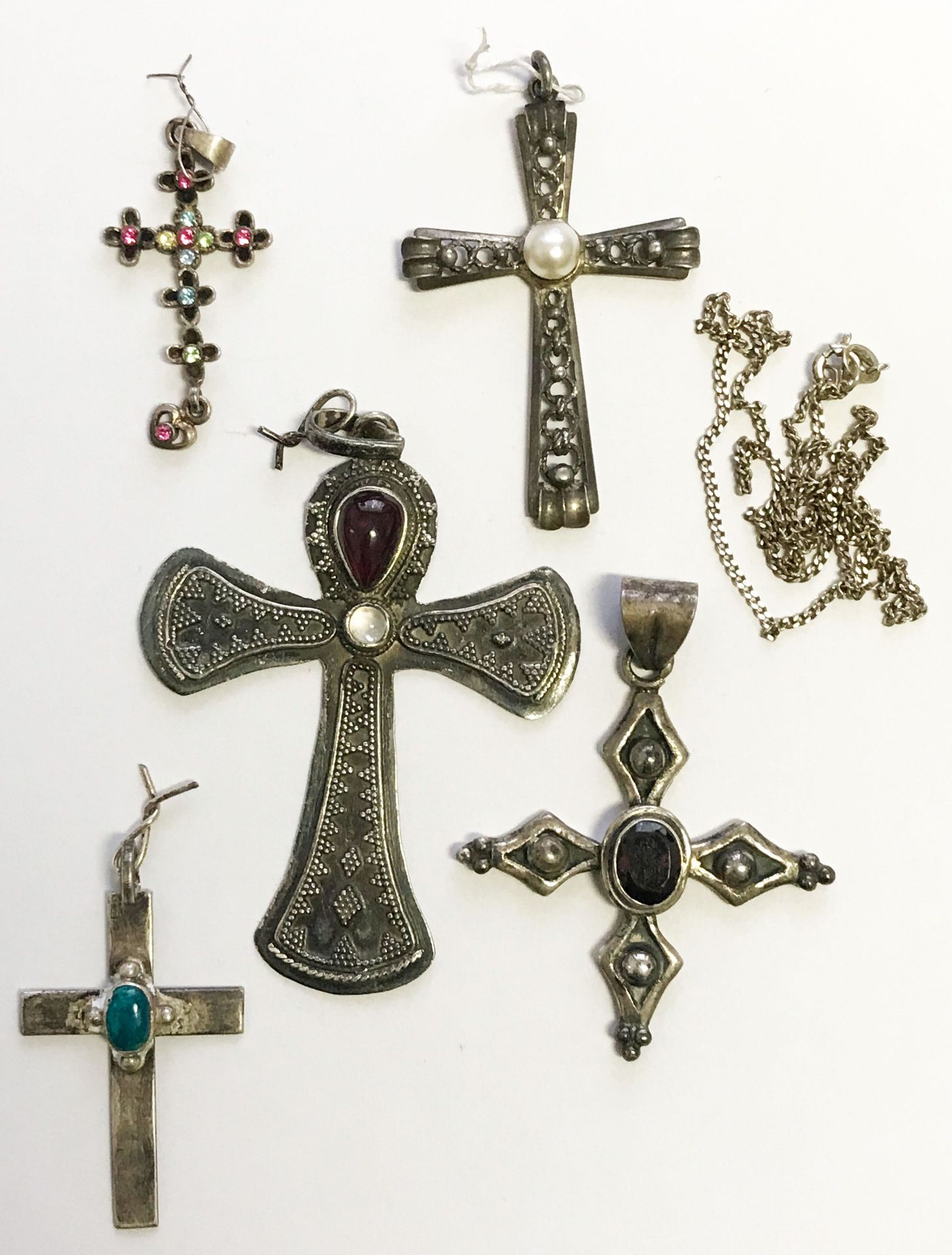 Konvolut 11 Kreuze, unterschiedliche Ausführungen und Größen, darunter 4x Kreuz und eine Kette 925er - Image 2 of 4