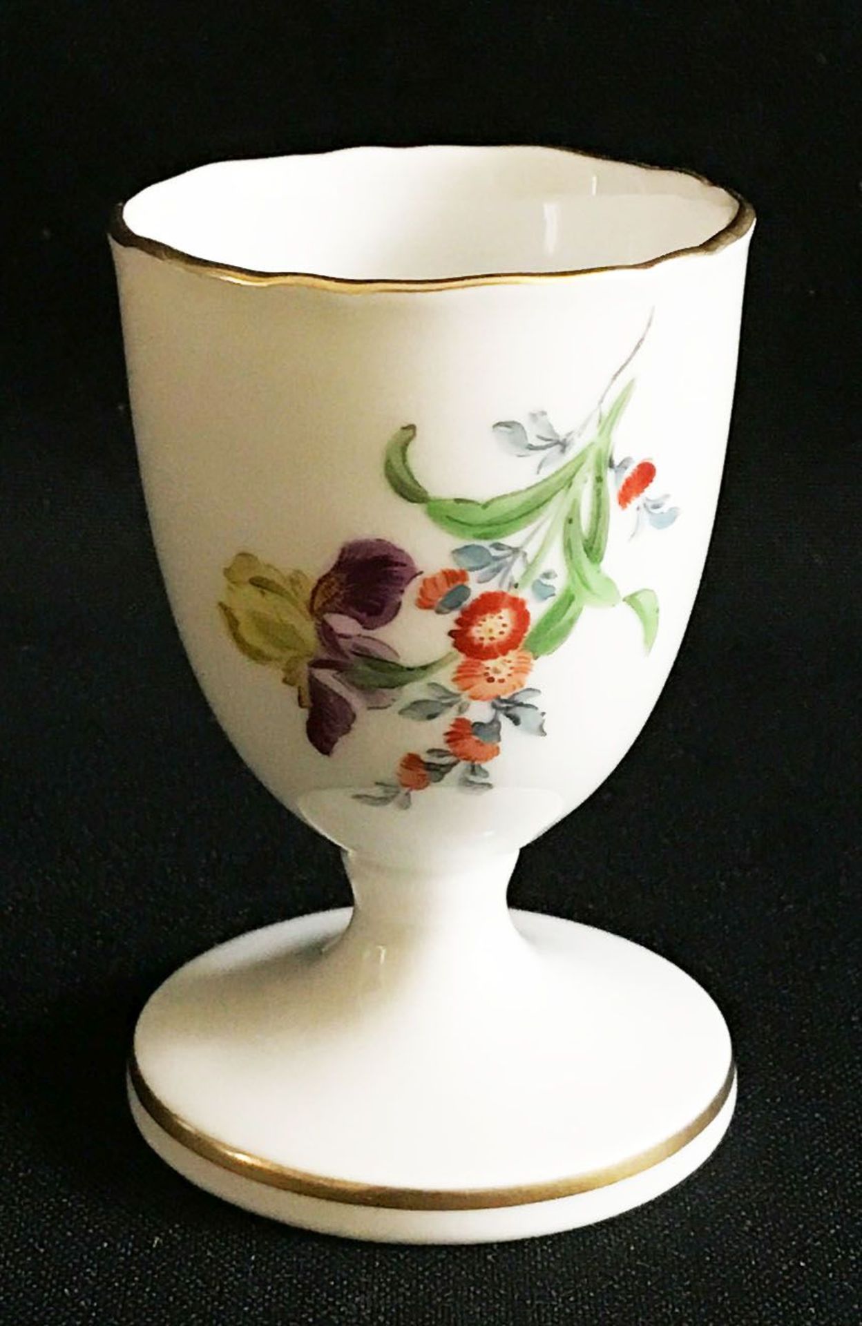 Meissen, Eierbecher, Dekor Bunte Blume, Schwertermarke Meißen, erste Wahl, H. 7,2 cm