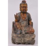 China, Buddha, Alter unbekannt. Thronende, männliche Figur mit rotem Dutt und langen Ohrläppchen, in