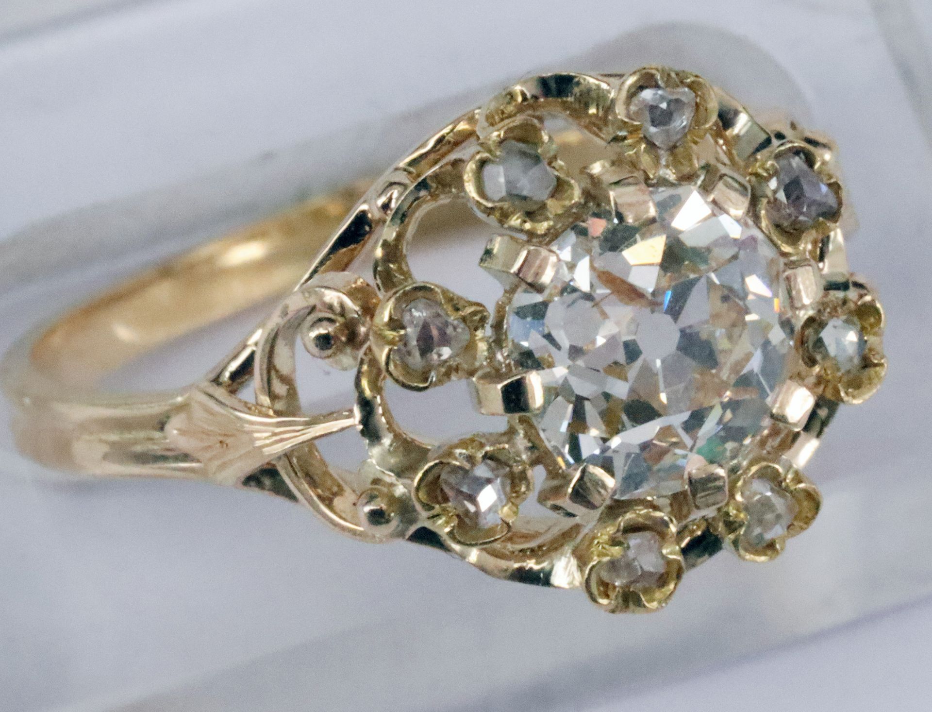 Ring, 585er GG, mit großem Altschliff-Diamanten, ca. 0,75 mm, ca. 1,5 ct, p, Stein mit Riss bzw.