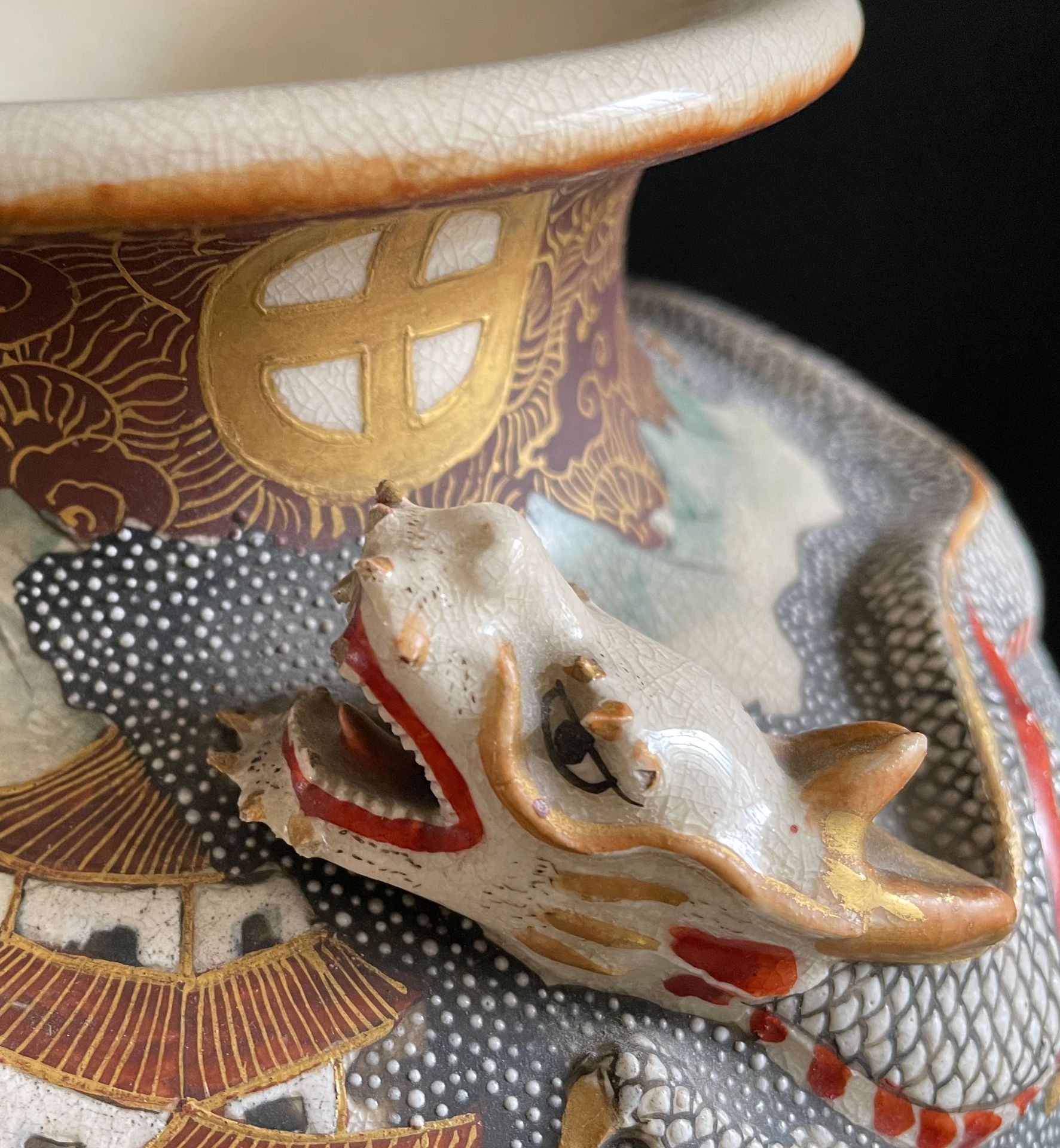 Paar Satsuma-Vasen, Japan, polychrom und gold bemalt, figürliche Szenen sowie Drachen im Hochrelief, - Image 5 of 5