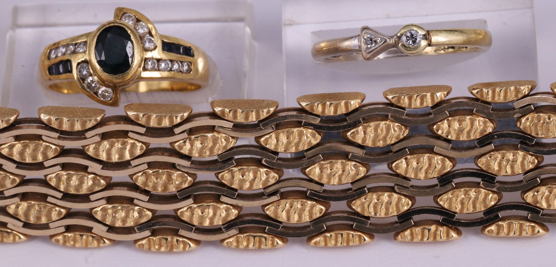 Armband, 585er GG, mit kleinen, blattförmigen Elementen, 1,9 cm breit, L. 19,5 cm, 37,72 g. Dazu - Image 2 of 4