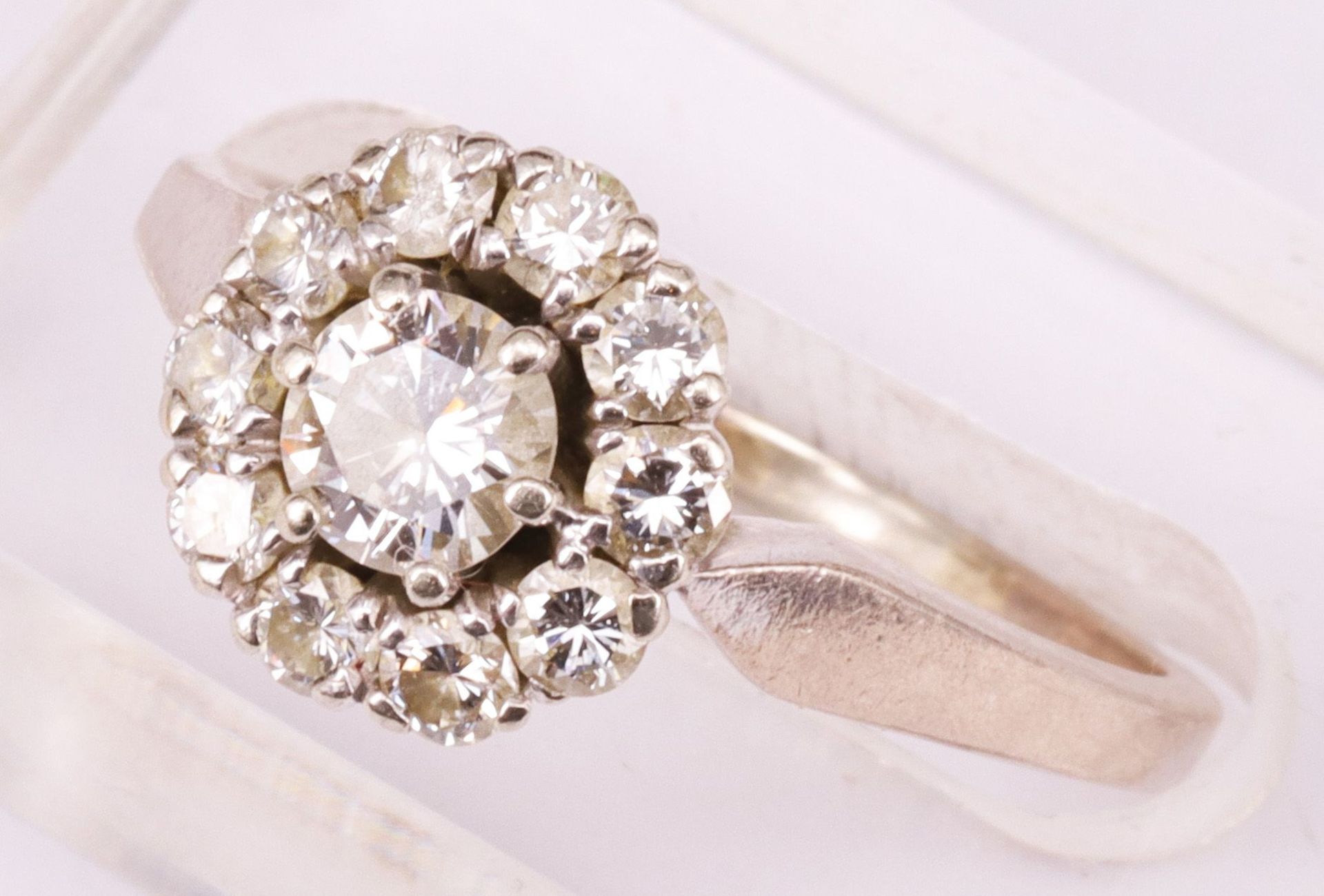 3 Damenringe mit Diamanten: Ring, 750er WG, mit zentralem Stein und 10 Steinen im Kreis (davon einer - Image 5 of 8