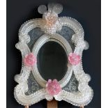 Venezianischer Spiegel, 19. Jh., mit Blüten und Rankensowie diversen Ornamenten, in Weiß und Rot,