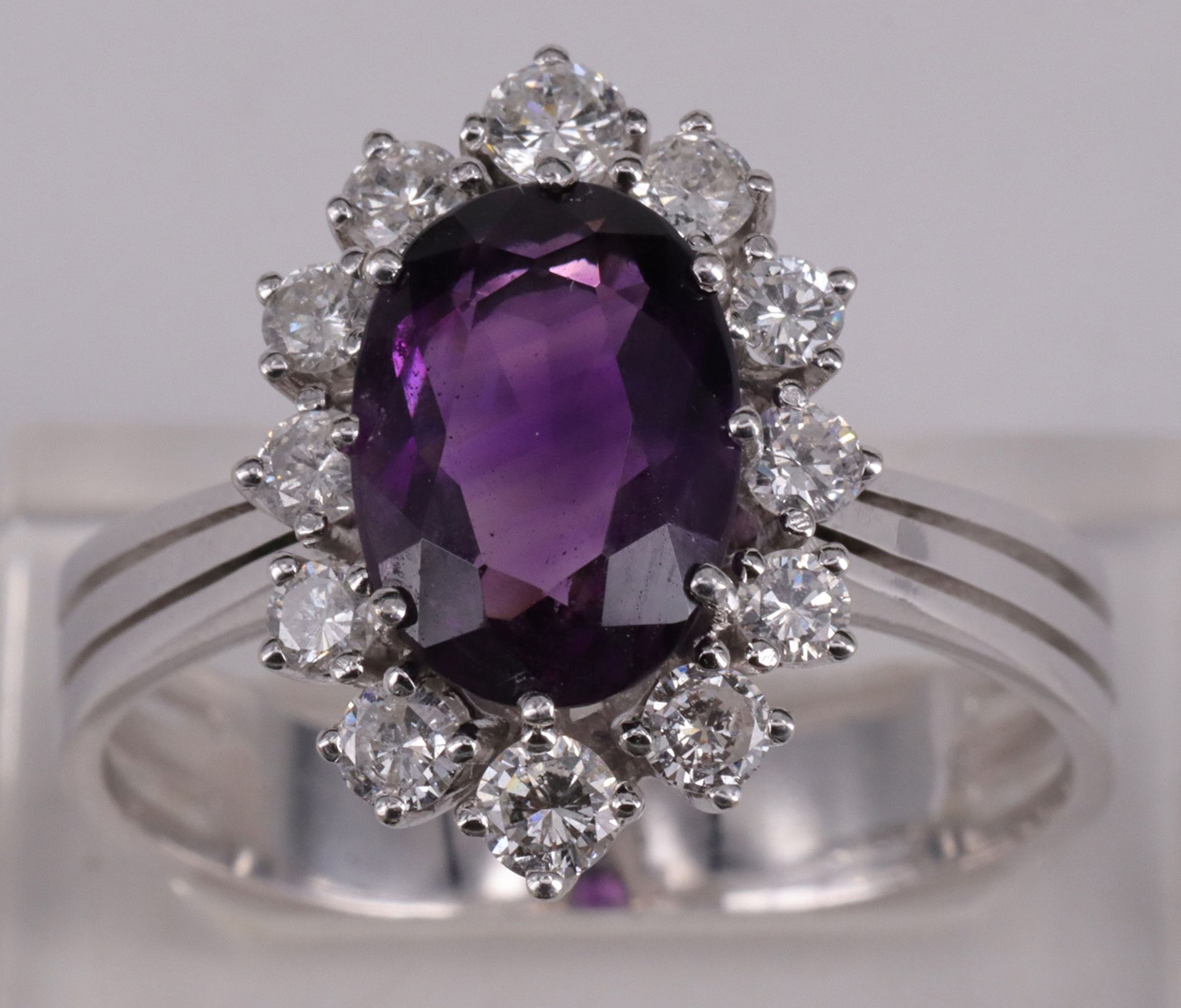 Damenring, 585er WG, mit sehr schönem, lilafarbenem Amethyst, 3,4 ct, sowie 12 Brillanten, insg. 0, - Image 3 of 9