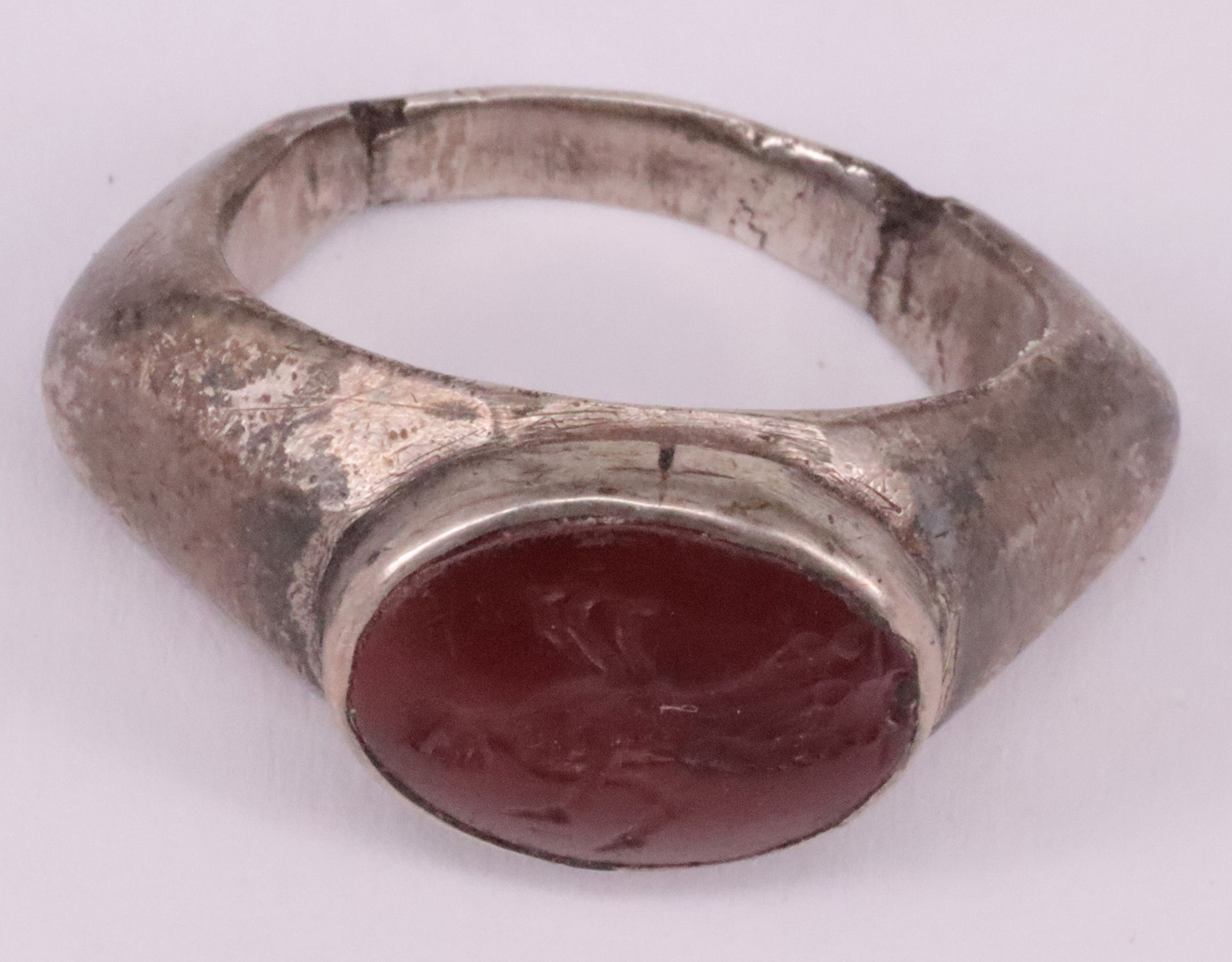 Konvolut div. Sammlerstücke: wohl römischer Ring 2-4 Jh. n. Chr., Silber, Karneol mit der - Image 6 of 11