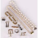 Großes Konvolut Perlschmuck: Perlenkette mit ovalen Perlen, 585er WG-Schließe, L. 50 cm; Perlenkette