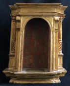 Figurennische, Holz mit Goldfassung, Arkadenbogen mit seitlichen Säulen und Gebälk, Altersspuren, 45