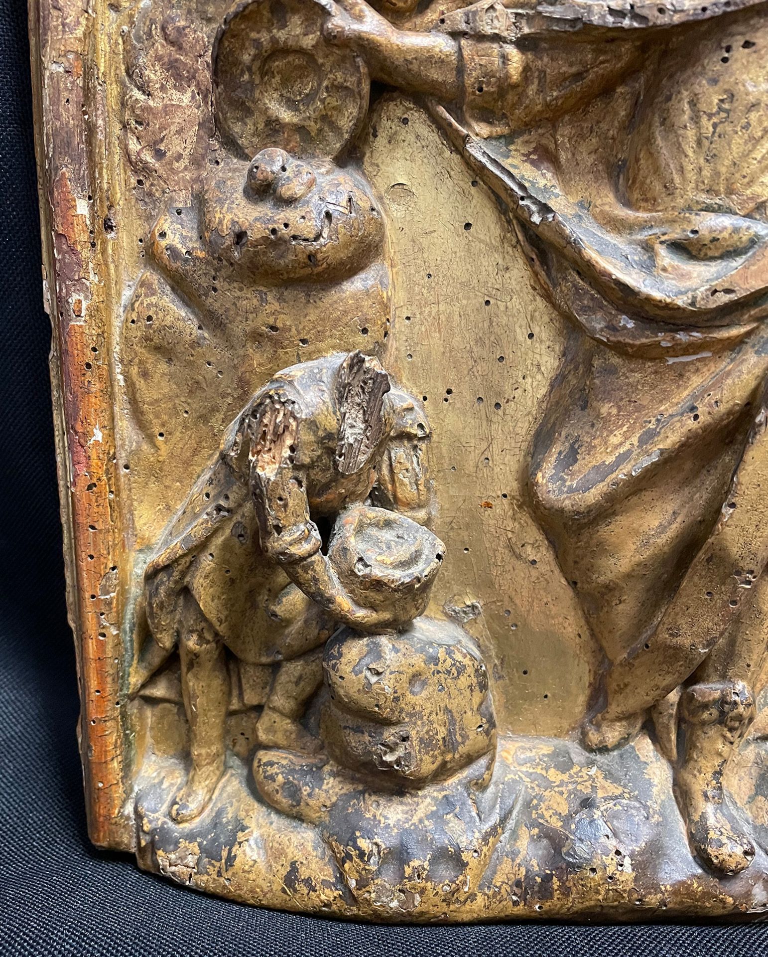 Relief, 18./19. Jh. Holz, geschnitzt, vergoldet, ein fehlender Kopf, Höhe 45 cm - Bild 5 aus 5