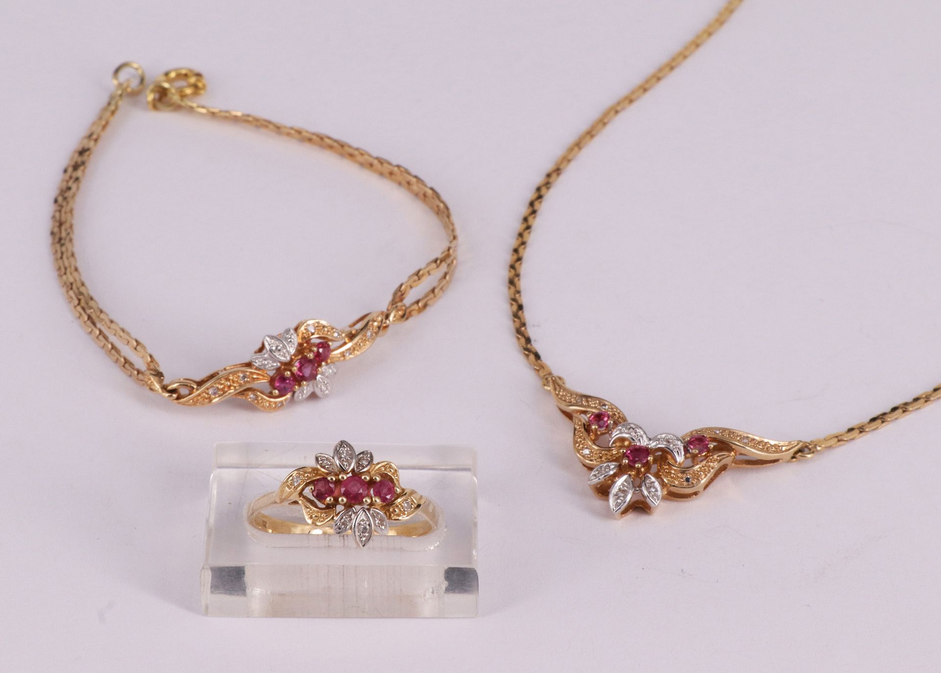 Schmuckset, 585er GG, bestehend aus: Collier mit 10 Diamanten und 3 Rubinen, L. 42 cm; Armband mit - Image 2 of 4