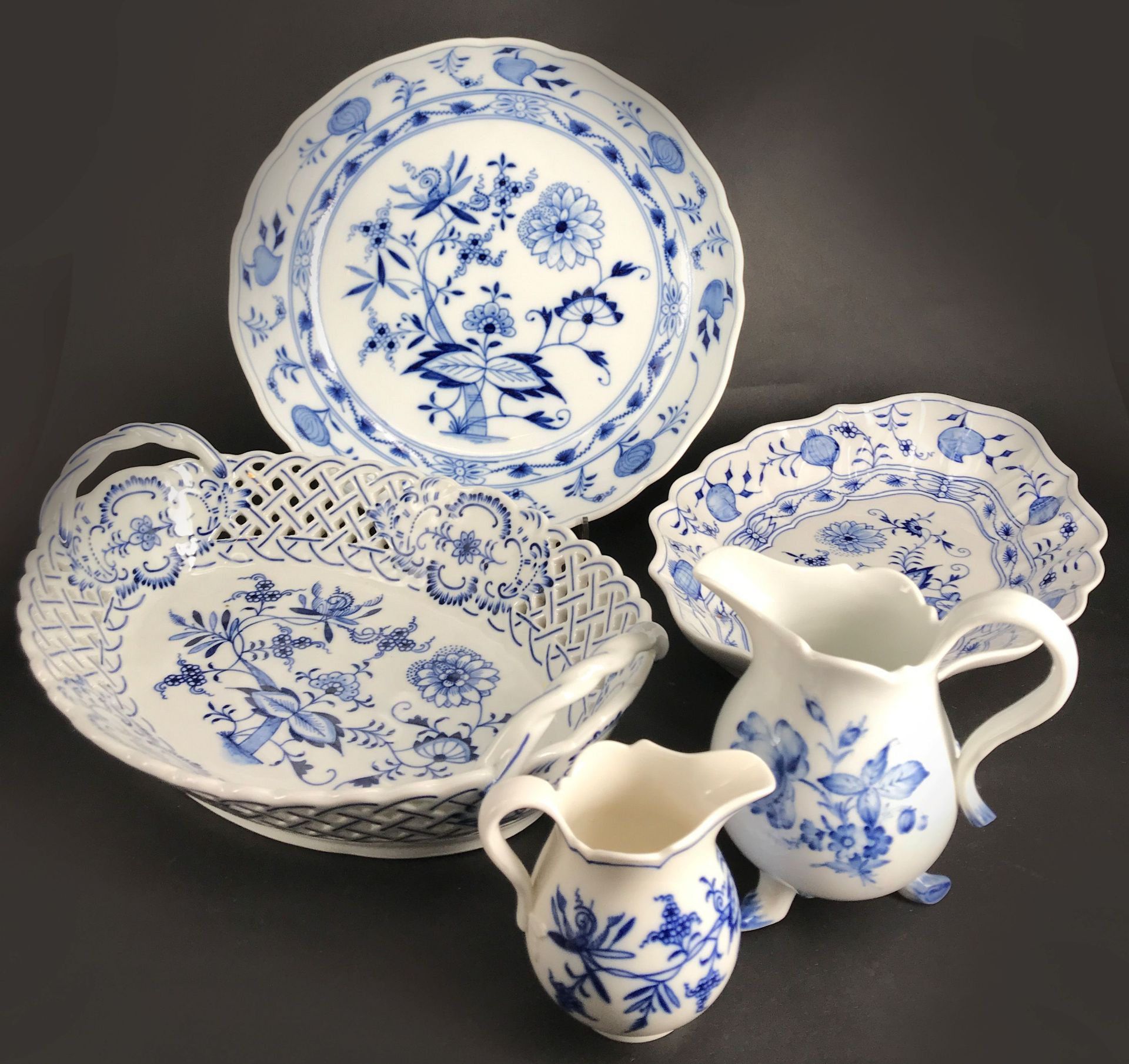 Konvolut Meissen Zwiebelmuster, runde Schale, Knaufschwertermarke Meißen, zwei Schleifstriche, D. 24