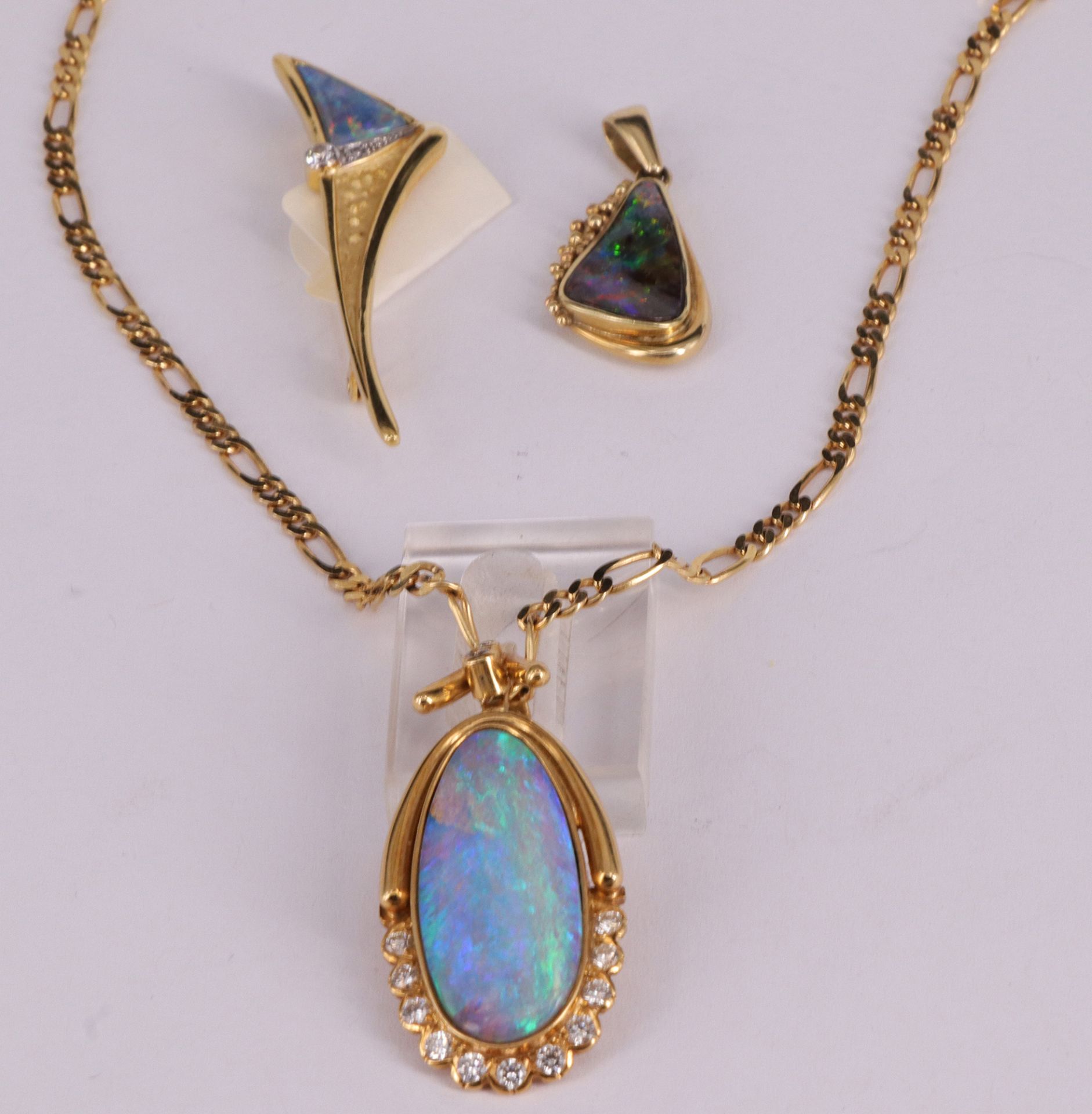 3 Opal Schmuckstücke, bestehend aus: Opalanhänger, 750er GG, australischer Opal sowie 13 Brillanten, - Image 3 of 3