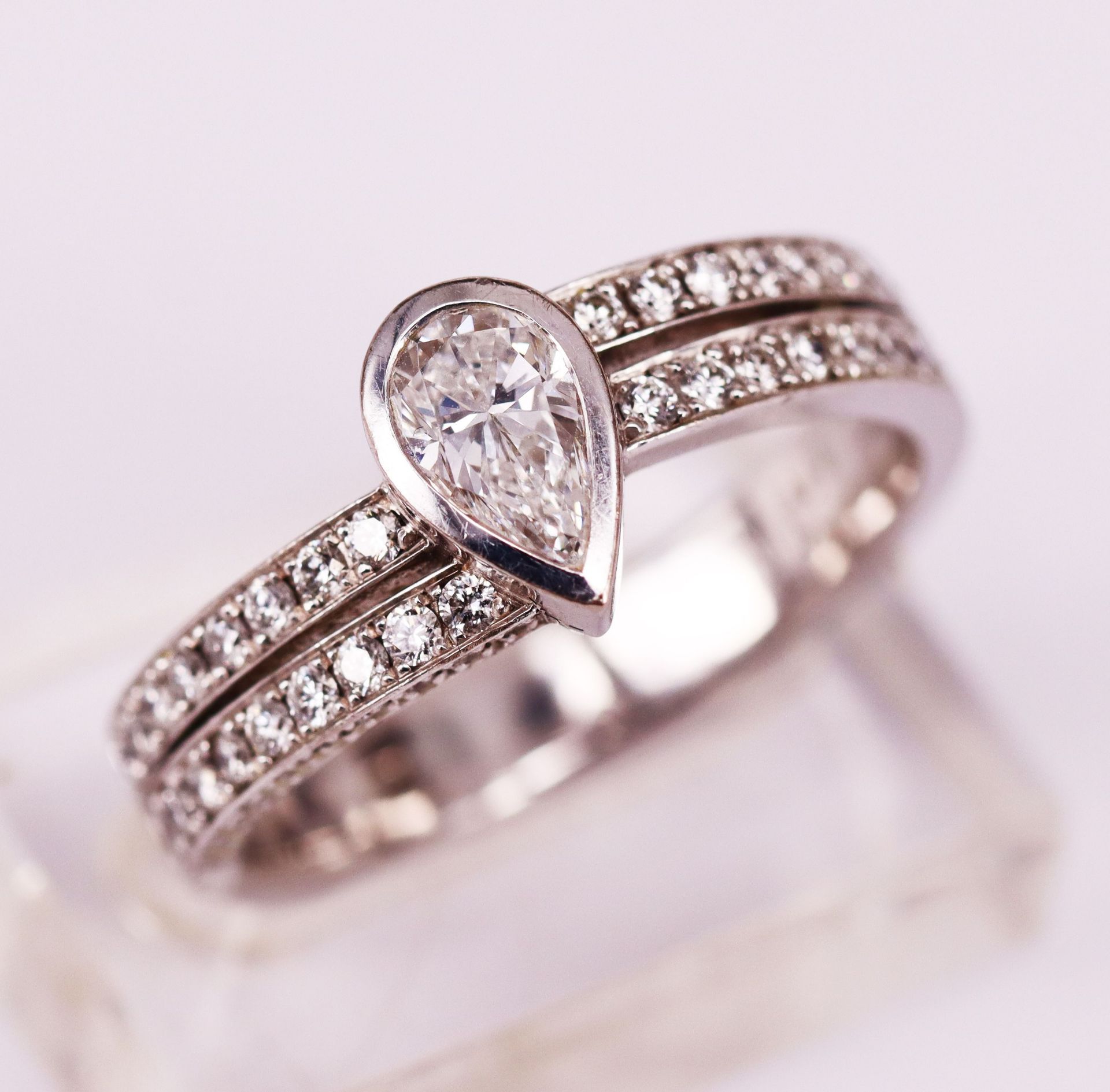 Diamanttropfen-Ring, 750er WG. Der Diamant in Tropfenform geschliffen, laut HRD (Hoge raad voor