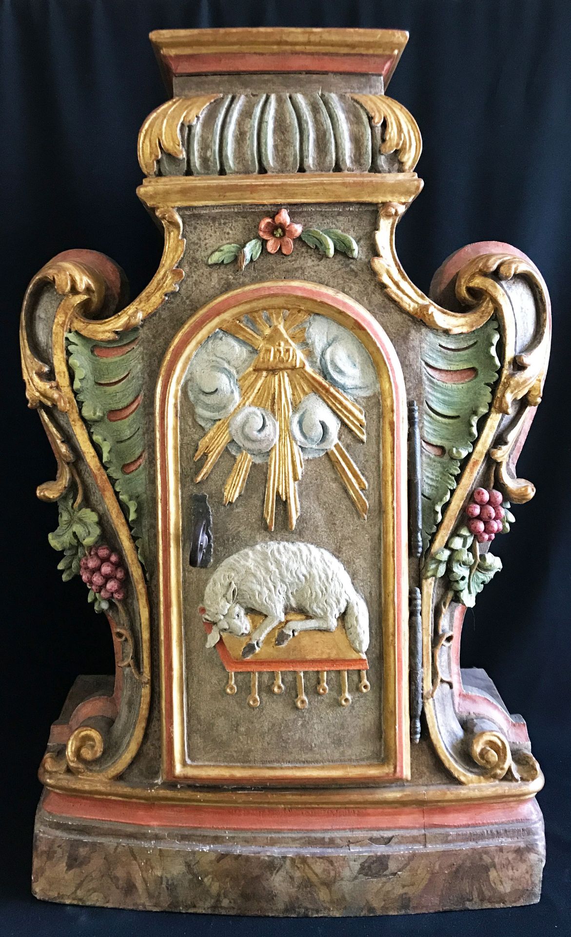 Altarschrein, Holz, farbige Fassung, Lamm Gottes sowie reiche ornamentaler Verzierung, Tür mit