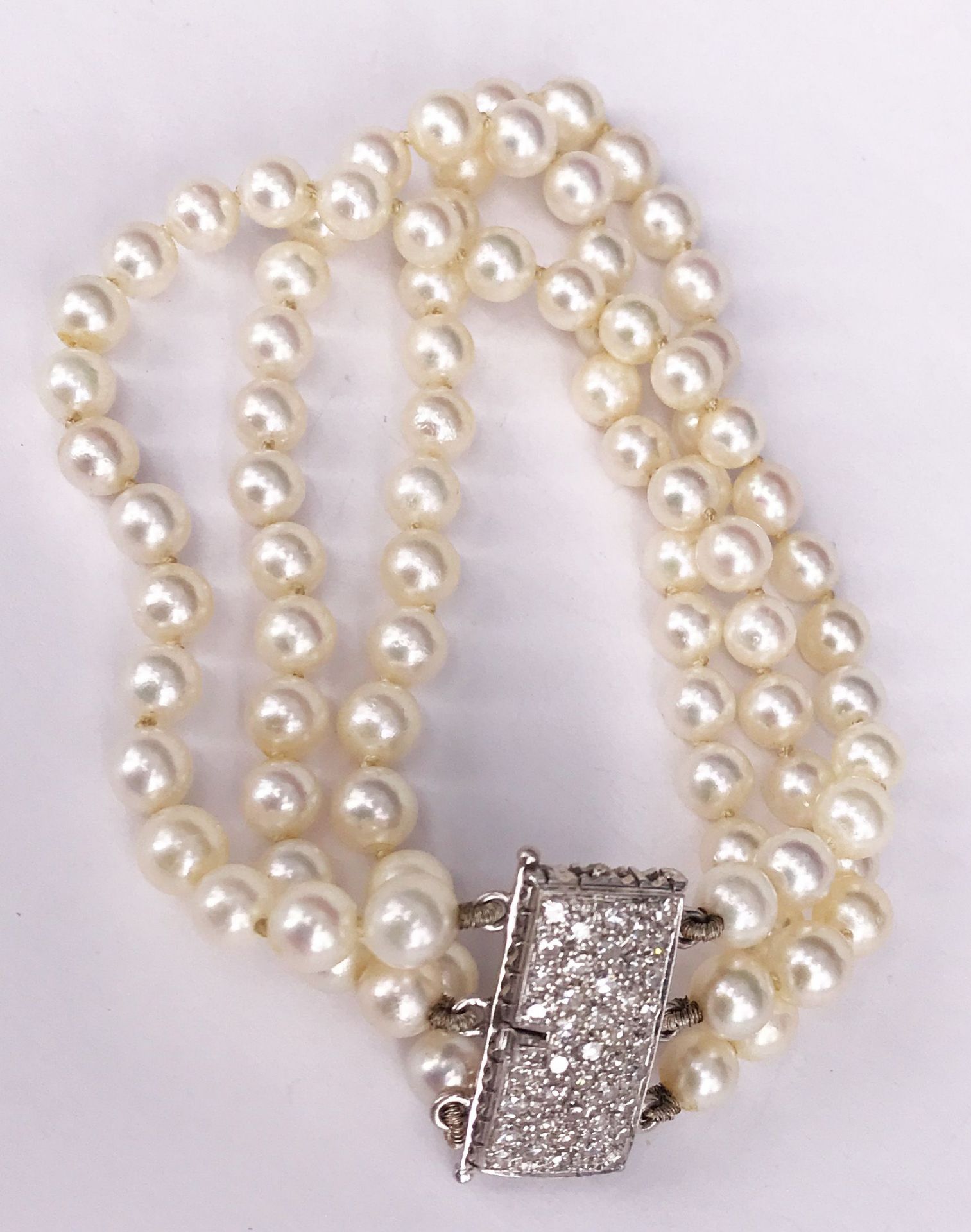 Dreireihiges Perlarmband mit Diamantschließe, 750er WG, D. der Perlen ca. 5mm, insg. 42 Brillanten - Image 3 of 4