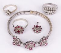 Schmuckset mit Rubinen und Diamanten: Armband, Anhänger und Ring mit Elementen in Blütenform,