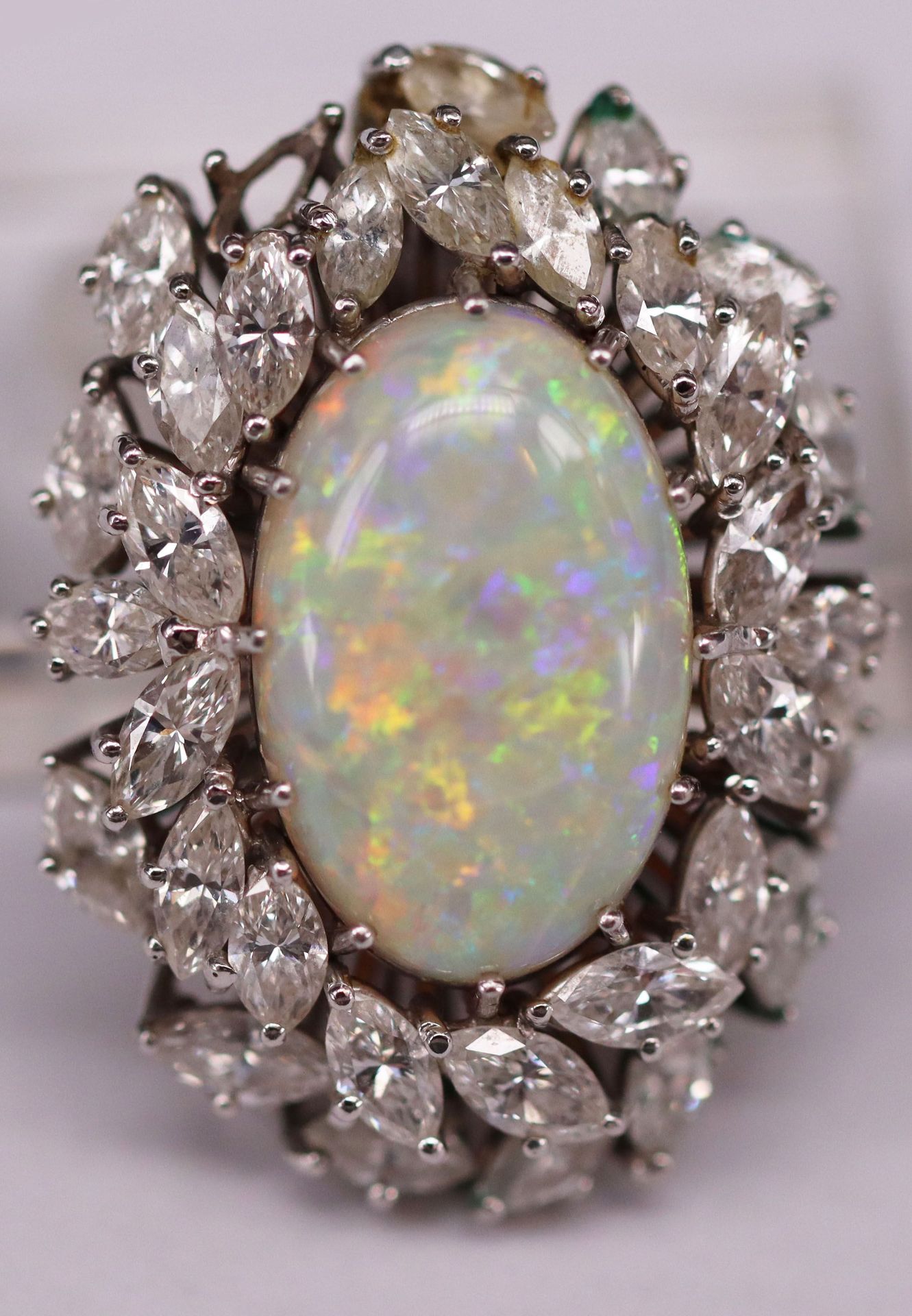 Großer Opalanhänger, 585er WG (geprüft), 70er Jahre, heller Opal mit grün-rot irisierendem