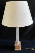Lampe mit Kristallsäule, Marmorfuß und Messing, bis Glühlampenfassung H. 63,5 cm