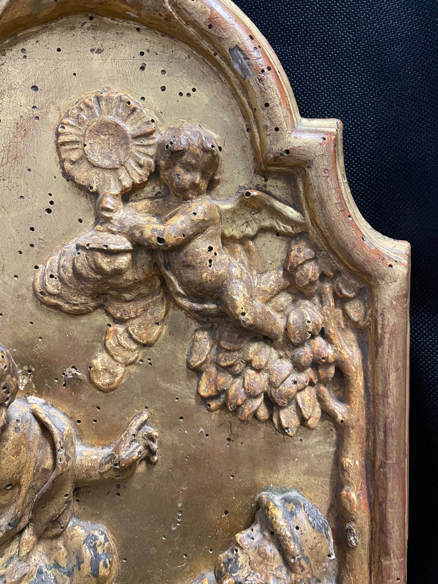 Relief, 18./19. Jh. Holz, geschnitzt, vergoldet, ein fehlender Kopf, Höhe 45 cm - Bild 4 aus 5