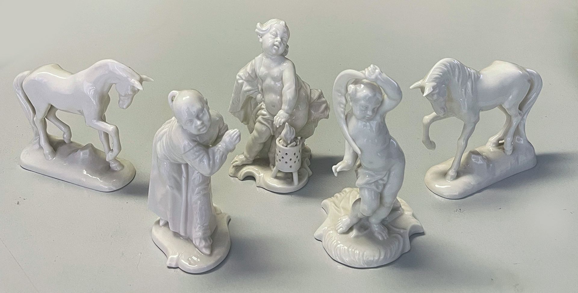 Konvolut Nymphenburg Figuren, alle gemarkt: bittendes Chinesenkind, Modell-Nr. 67, H. 10 cm; Putto