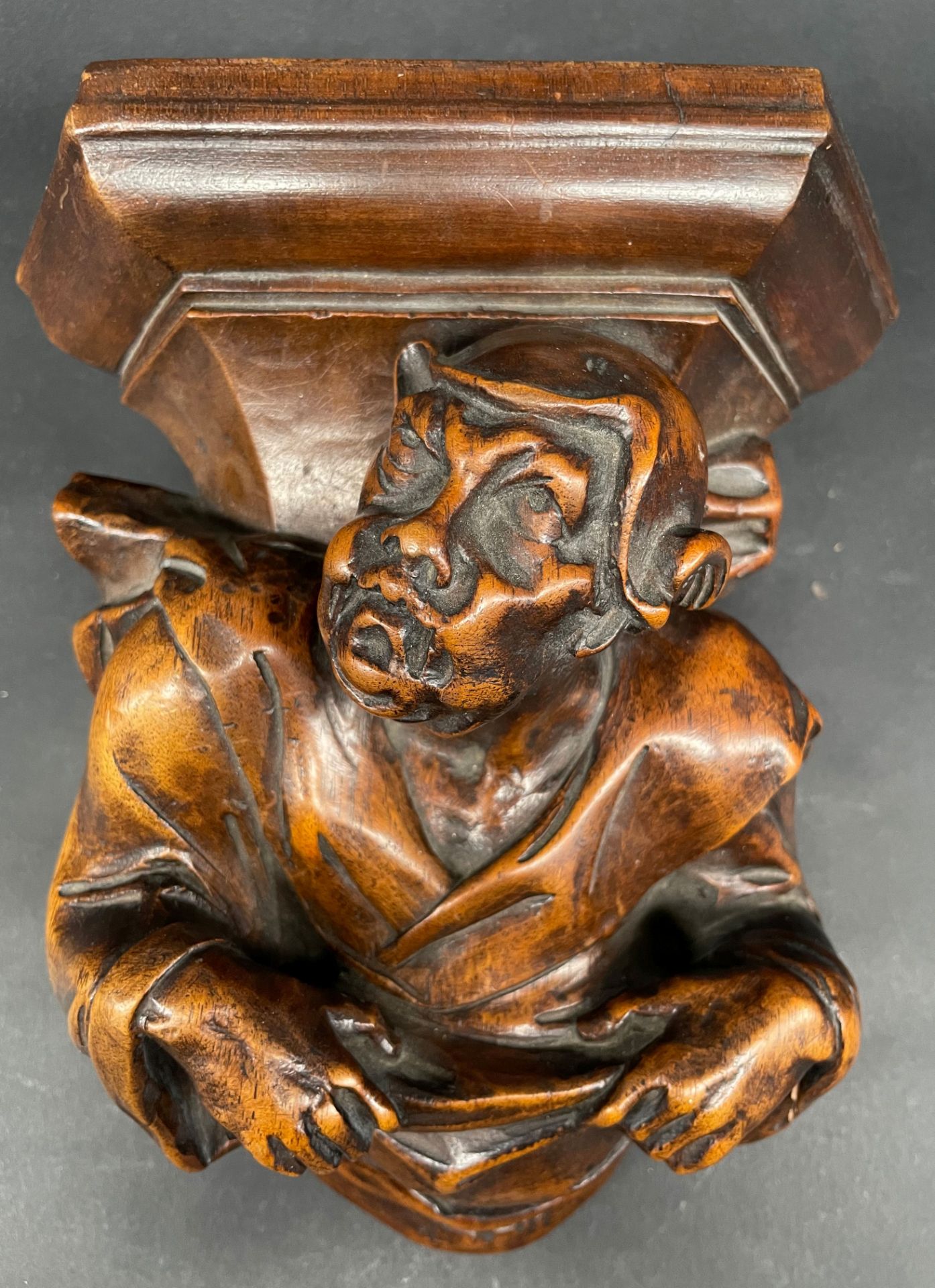 Konsole mit Figur, um 1900, Holz, fein geschnitzt, Charakterkopf mit Narrenkappe, Altersspuren, 22 x