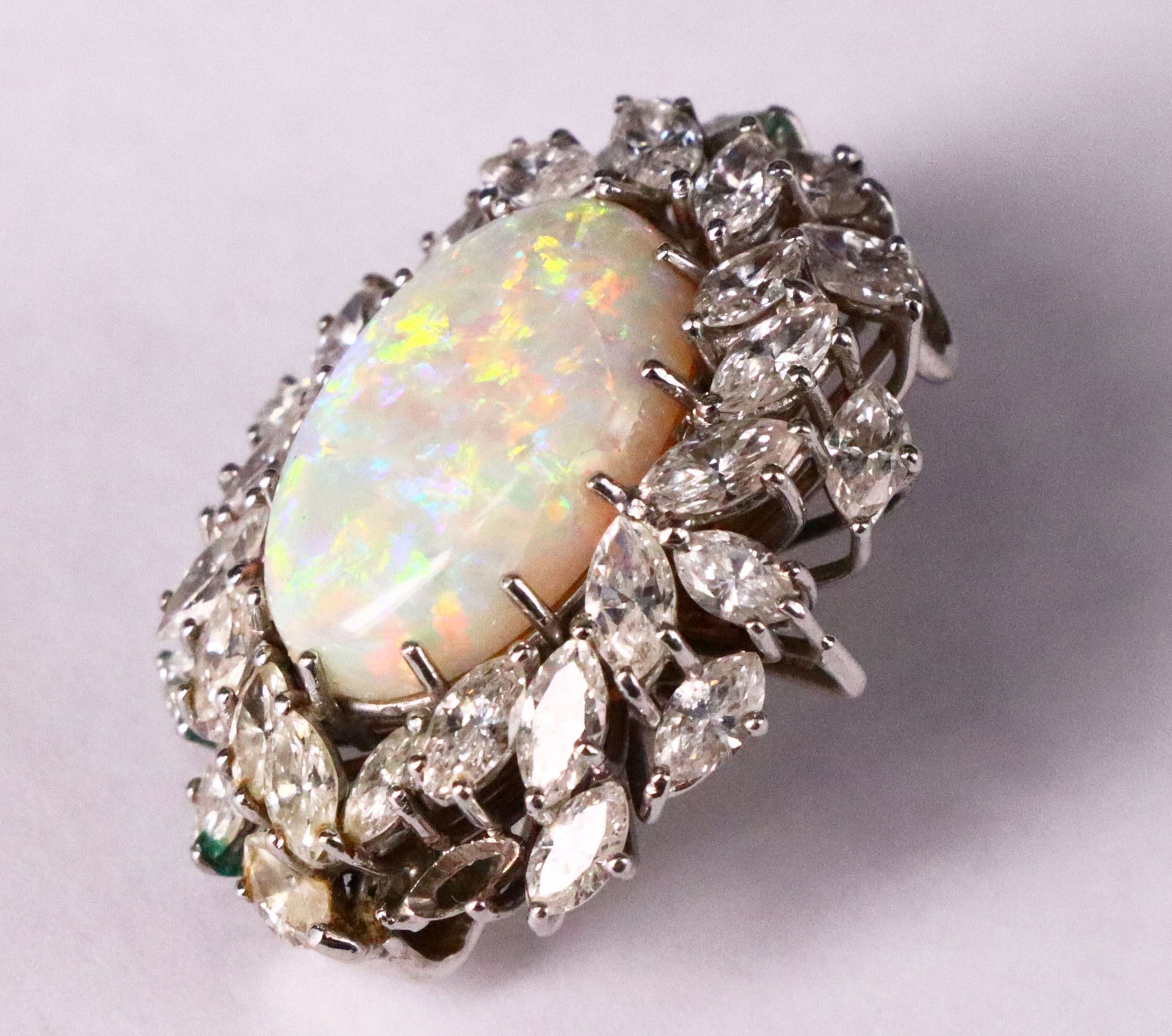 Großer Opalanhänger, 585er WG (geprüft), 70er Jahre, heller Opal mit grün-rot irisierendem - Image 5 of 5
