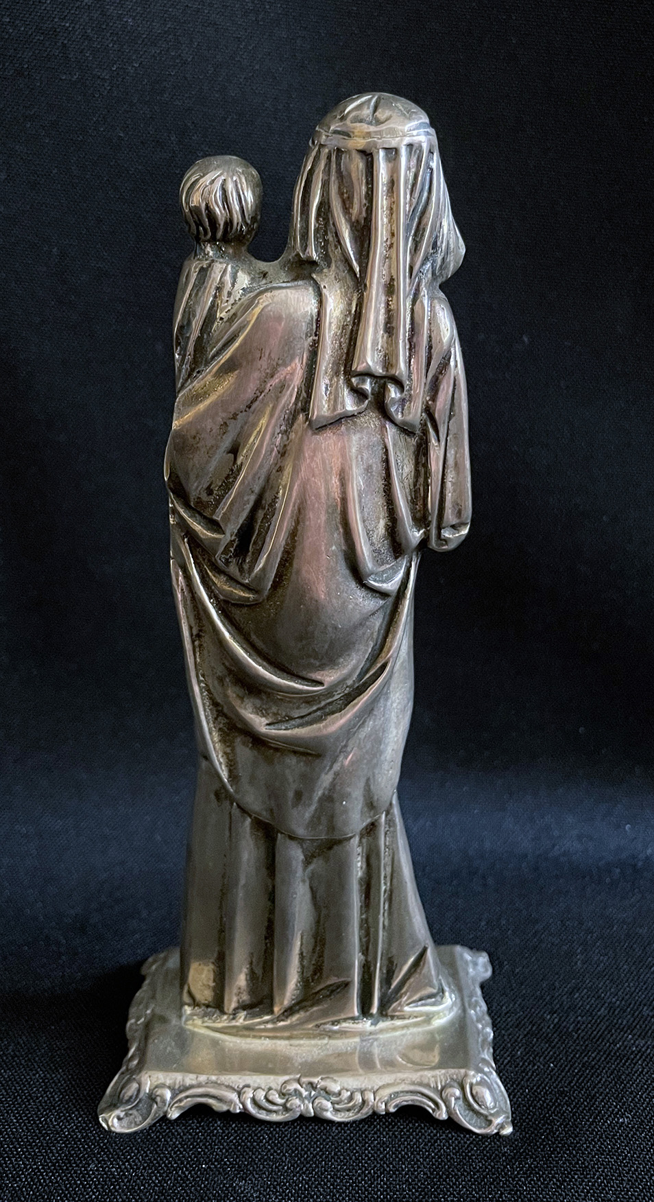 Madonna, 800er Silber, H. 15,5 cm, 188,7 g. Auf rechteckiger Plinthe Maria, den Jesusknaben auf - Image 2 of 3