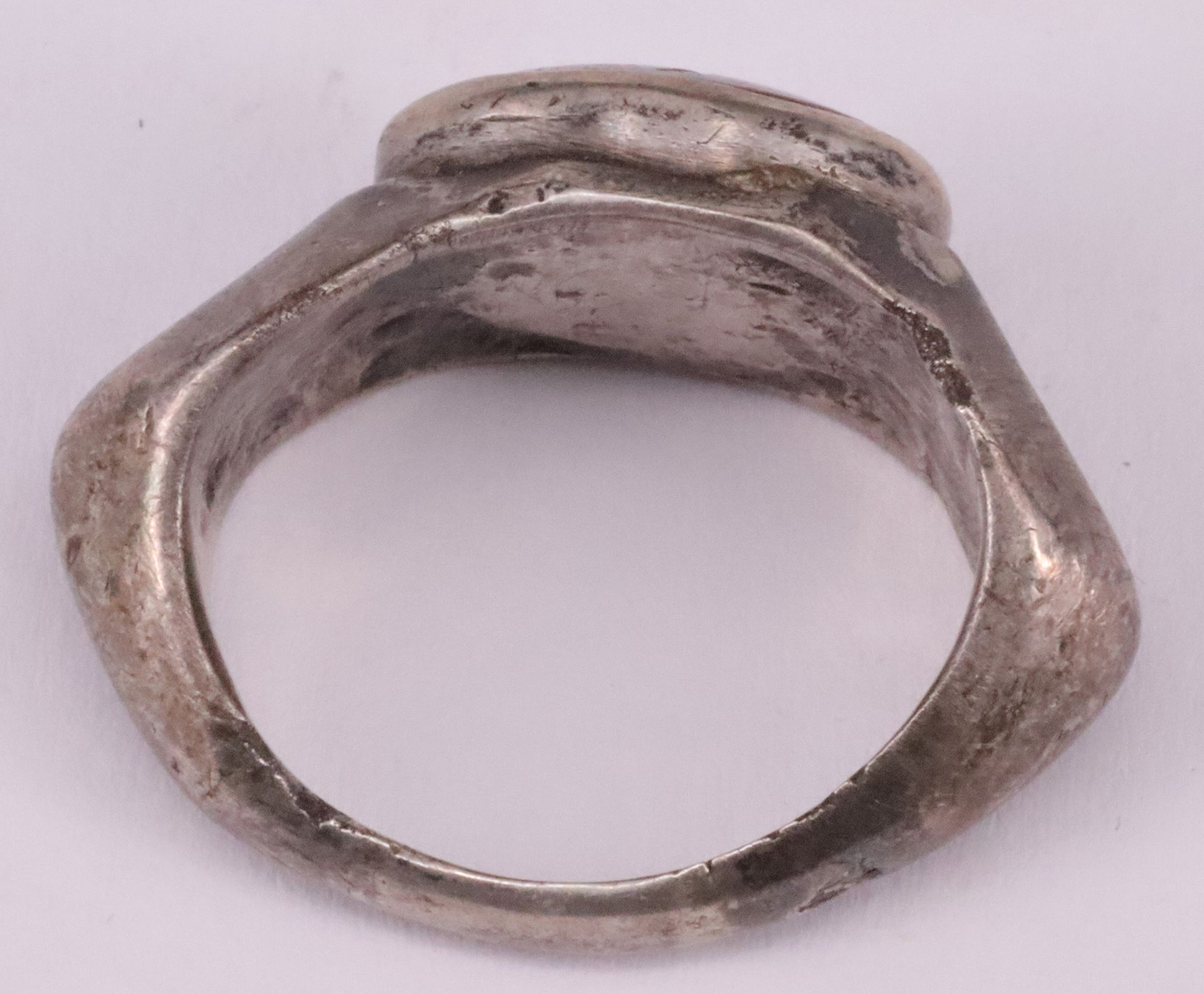 Konvolut div. Sammlerstücke: wohl römischer Ring 2-4 Jh. n. Chr., Silber, Karneol mit der - Image 7 of 11