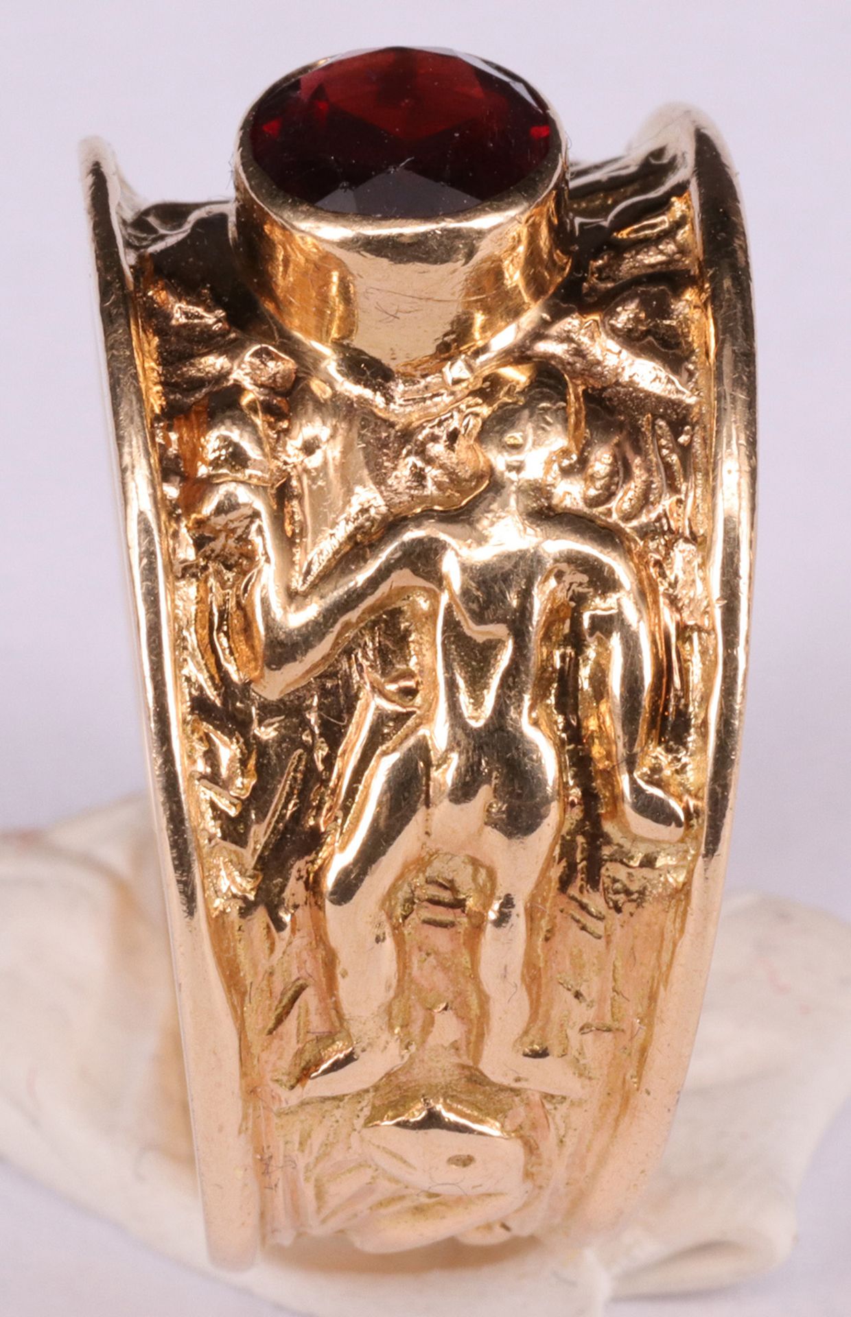 Goldring, um 1910, 585er Roségold, mit Granat, auf der Schulter jeweils die Figur von Adam und Eva - Image 2 of 4