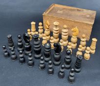 Schachfiguren in Holzbox, aus Holz geschnitzt, Altersspuren, teils min. besch., schwarze Dame gebr.,