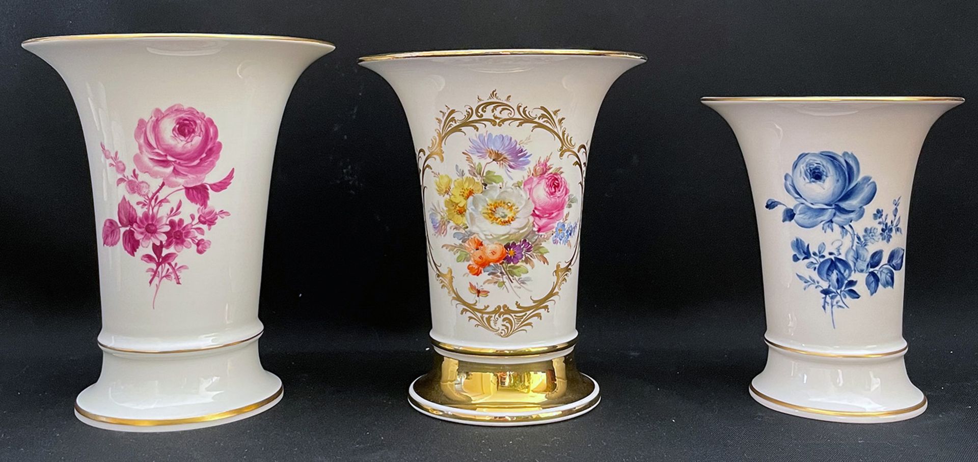 Meissen, drei Vasen: Blumendekor mit sieben verschiedenen Blüten sowie Golddekor, erste Wahl, H.